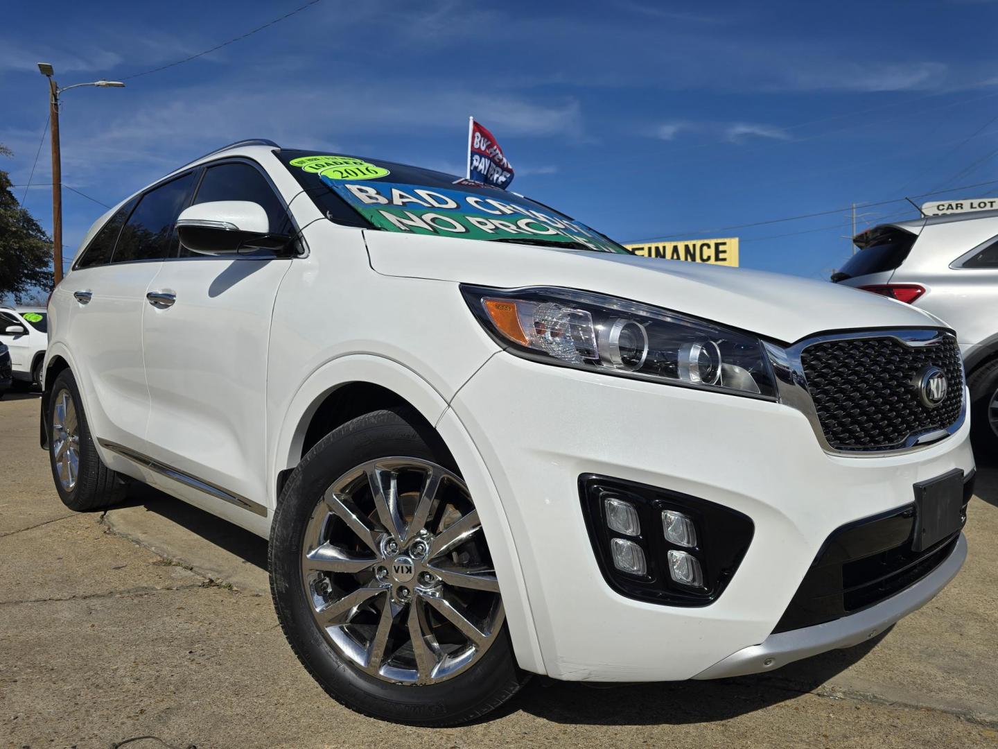 2016 WHITE Kia Sorento SXL (5XYPK4A58GG) with an 3.3L V6 DOHC 24V engine, 6-Speed Automatic transmission, located at 2660 S.Garland Avenue, Garland, TX, 75041, (469) 298-3118, 32.885551, -96.655602 - Photo#0