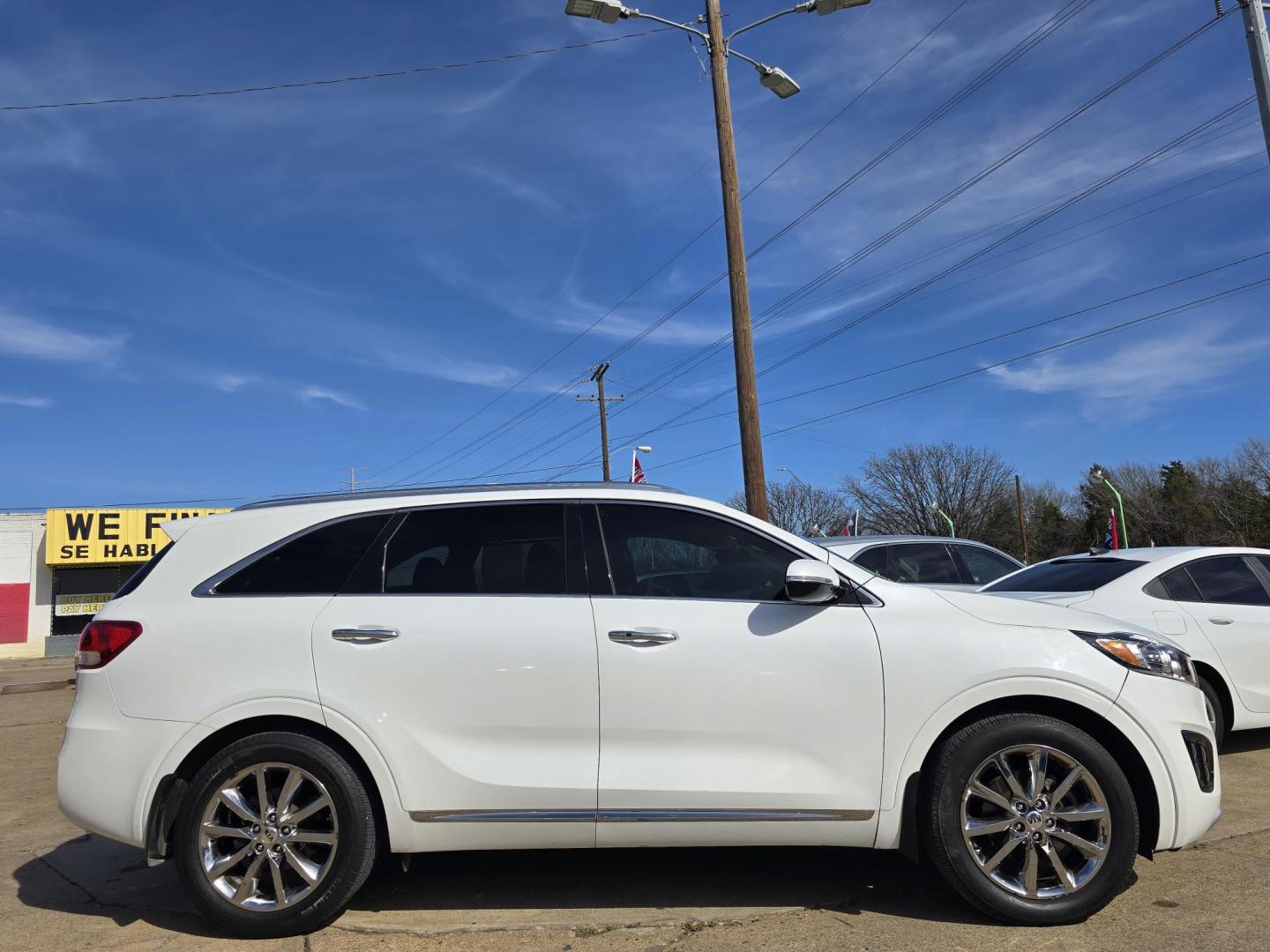 2016 WHITE Kia Sorento SXL (5XYPK4A58GG) with an 3.3L V6 DOHC 24V engine, 6-Speed Automatic transmission, located at 2660 S.Garland Avenue, Garland, TX, 75041, (469) 298-3118, 32.885551, -96.655602 - Photo#2
