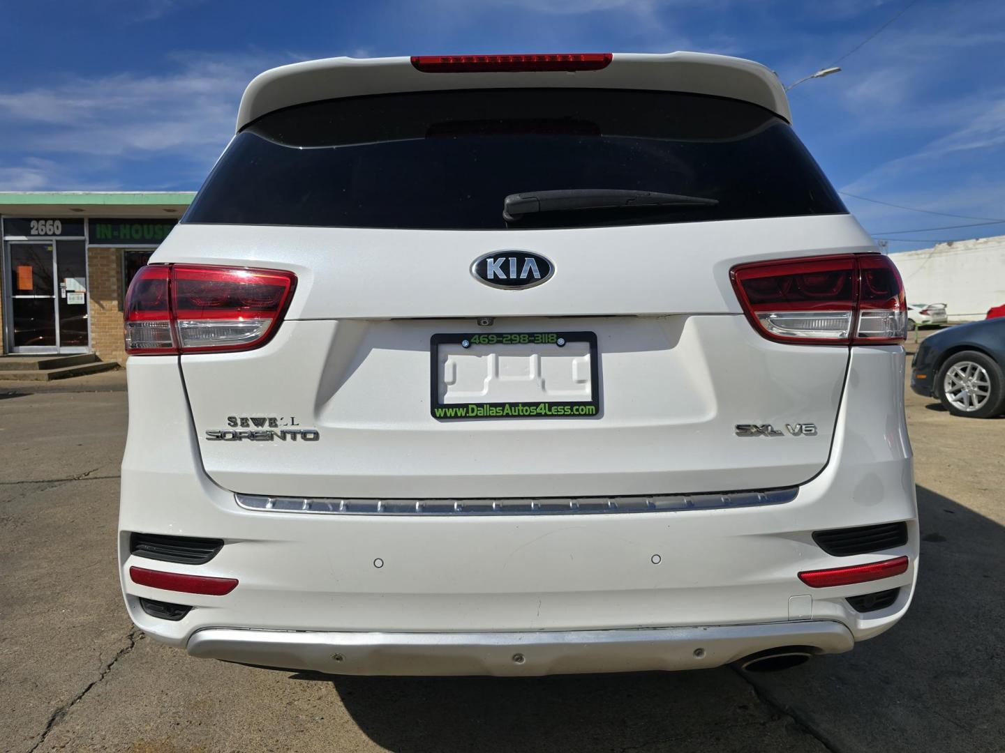 2016 WHITE Kia Sorento SXL (5XYPK4A58GG) with an 3.3L V6 DOHC 24V engine, 6-Speed Automatic transmission, located at 2660 S.Garland Avenue, Garland, TX, 75041, (469) 298-3118, 32.885551, -96.655602 - Photo#4