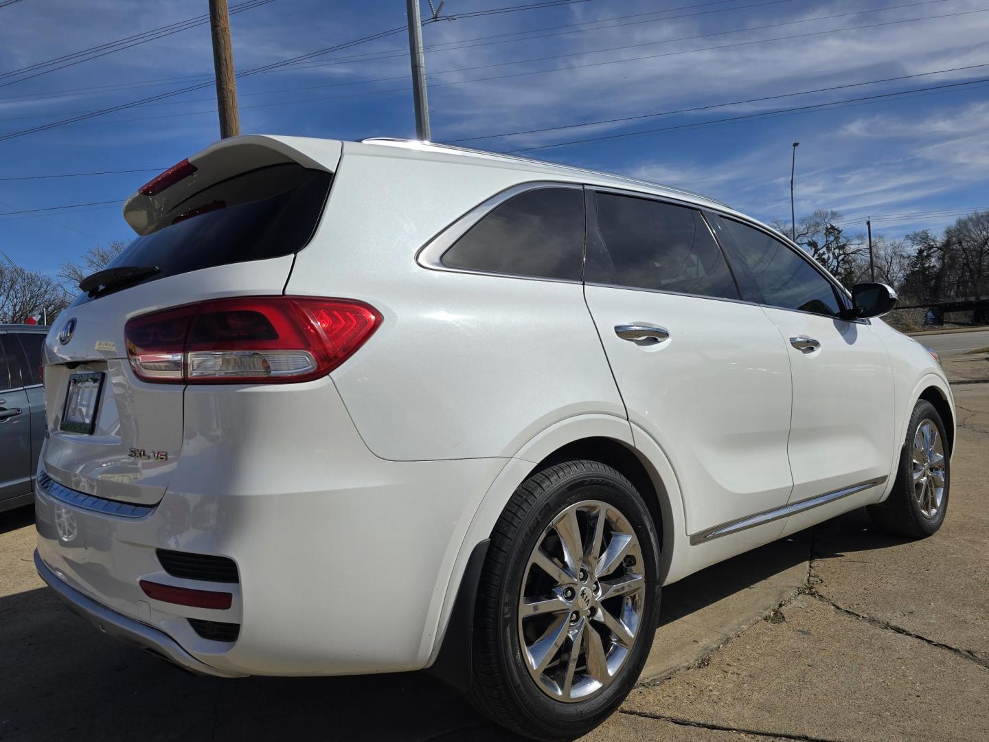 2016 WHITE Kia Sorento SXL (5XYPK4A58GG) with an 3.3L V6 DOHC 24V engine, 6-Speed Automatic transmission, located at 2660 S.Garland Avenue, Garland, TX, 75041, (469) 298-3118, 32.885551, -96.655602 - Photo#3