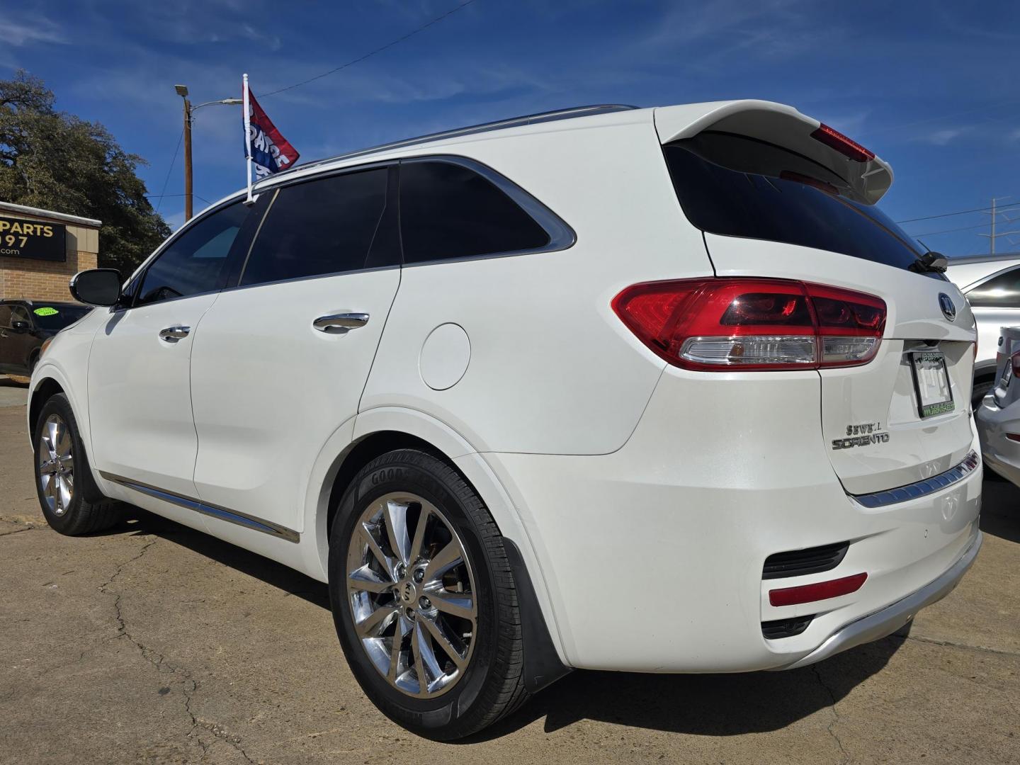 2016 WHITE Kia Sorento SXL (5XYPK4A58GG) with an 3.3L V6 DOHC 24V engine, 6-Speed Automatic transmission, located at 2660 S.Garland Avenue, Garland, TX, 75041, (469) 298-3118, 32.885551, -96.655602 - Photo#5