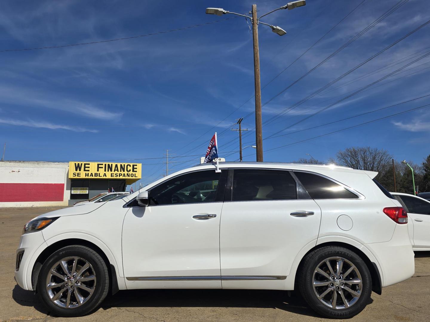 2016 WHITE Kia Sorento SXL (5XYPK4A58GG) with an 3.3L V6 DOHC 24V engine, 6-Speed Automatic transmission, located at 2660 S.Garland Avenue, Garland, TX, 75041, (469) 298-3118, 32.885551, -96.655602 - Photo#6