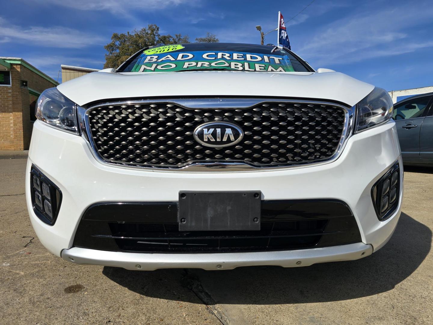 2016 WHITE Kia Sorento SXL (5XYPK4A58GG) with an 3.3L V6 DOHC 24V engine, 6-Speed Automatic transmission, located at 2660 S.Garland Avenue, Garland, TX, 75041, (469) 298-3118, 32.885551, -96.655602 - Photo#9