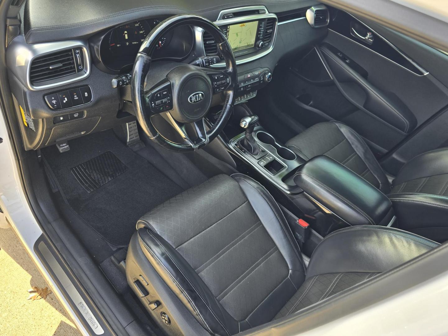 2016 WHITE Kia Sorento SXL (5XYPK4A58GG) with an 3.3L V6 DOHC 24V engine, 6-Speed Automatic transmission, located at 2660 S.Garland Avenue, Garland, TX, 75041, (469) 298-3118, 32.885551, -96.655602 - Photo#11