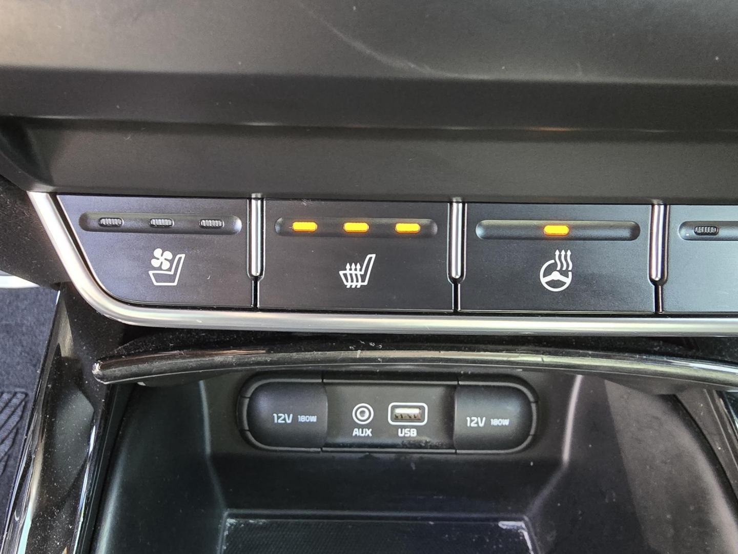 2016 WHITE Kia Sorento SXL (5XYPK4A58GG) with an 3.3L V6 DOHC 24V engine, 6-Speed Automatic transmission, located at 2660 S.Garland Avenue, Garland, TX, 75041, (469) 298-3118, 32.885551, -96.655602 - Photo#17