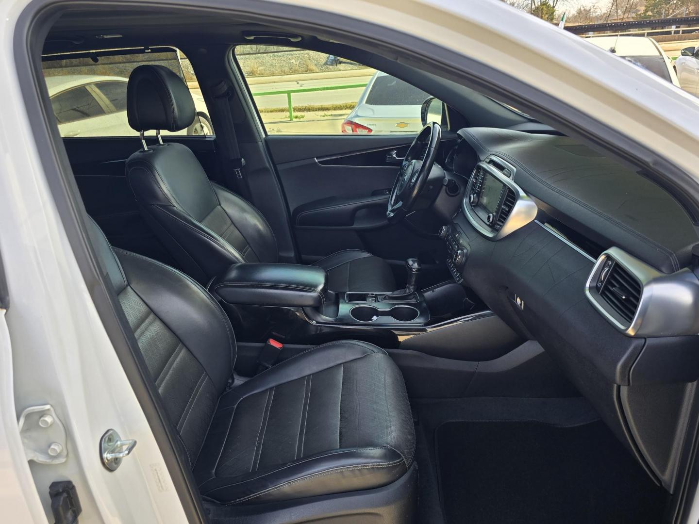 2016 WHITE Kia Sorento SXL (5XYPK4A58GG) with an 3.3L V6 DOHC 24V engine, 6-Speed Automatic transmission, located at 2660 S.Garland Avenue, Garland, TX, 75041, (469) 298-3118, 32.885551, -96.655602 - Photo#20