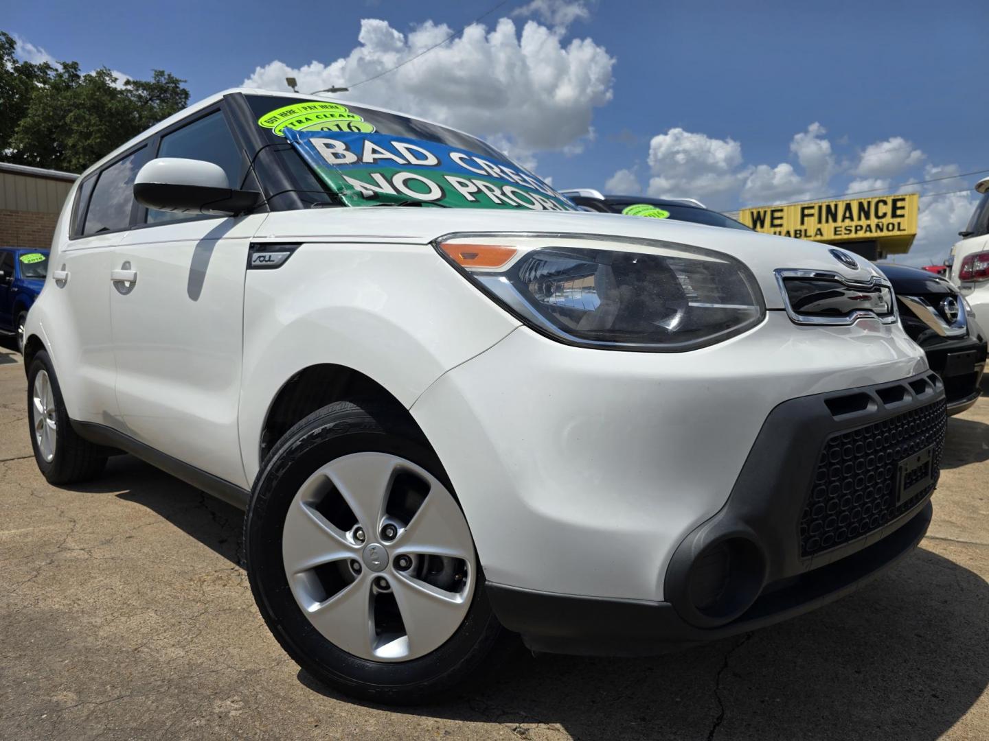 2016 WHITE /BLACK Kia Soul (KNDJN2A20G7) with an 1.6L L4 DOHC 16V engine, 6A transmission, located at 2660 S.Garland Avenue, Garland, TX, 75041, (469) 298-3118, 32.885551, -96.655602 - Welcome to DallasAutos4Less, one of the Premier BUY HERE PAY HERE Dealers in the North Dallas Area. We specialize in financing to people with NO CREDIT or BAD CREDIT. We need proof of income, proof of residence, and a ID. Come buy your new car from us today!! This is a Very clean 2016 KIA SOUL! B - Photo#0