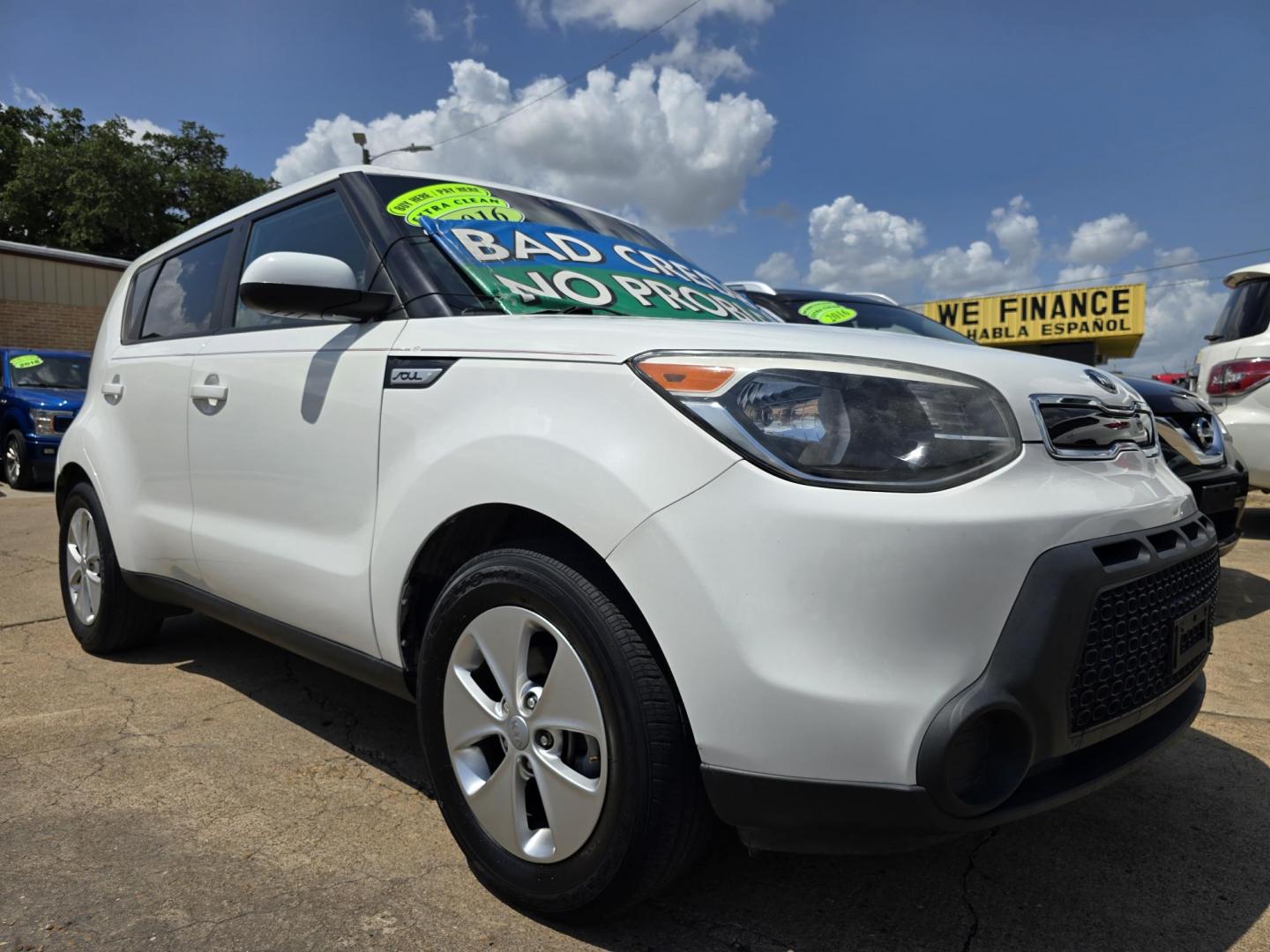 2016 WHITE /BLACK Kia Soul (KNDJN2A20G7) with an 1.6L L4 DOHC 16V engine, 6A transmission, located at 2660 S.Garland Avenue, Garland, TX, 75041, (469) 298-3118, 32.885551, -96.655602 - Welcome to DallasAutos4Less, one of the Premier BUY HERE PAY HERE Dealers in the North Dallas Area. We specialize in financing to people with NO CREDIT or BAD CREDIT. We need proof of income, proof of residence, and a ID. Come buy your new car from us today!! This is a Very clean 2016 KIA SOUL! B - Photo#1