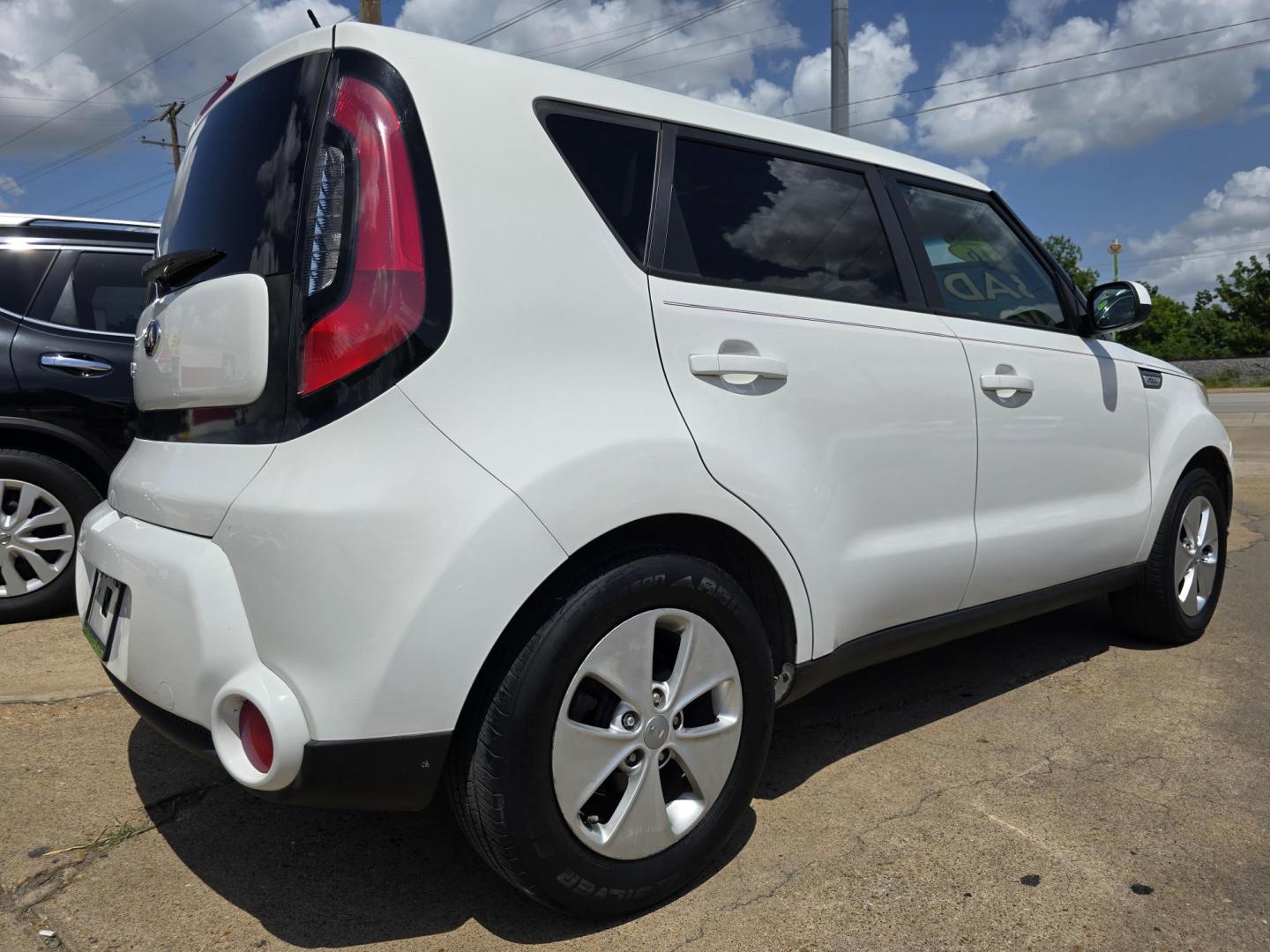 2016 WHITE /BLACK Kia Soul (KNDJN2A20G7) with an 1.6L L4 DOHC 16V engine, 6A transmission, located at 2660 S.Garland Avenue, Garland, TX, 75041, (469) 298-3118, 32.885551, -96.655602 - Welcome to DallasAutos4Less, one of the Premier BUY HERE PAY HERE Dealers in the North Dallas Area. We specialize in financing to people with NO CREDIT or BAD CREDIT. We need proof of income, proof of residence, and a ID. Come buy your new car from us today!! This is a Very clean 2016 KIA SOUL! B - Photo#3