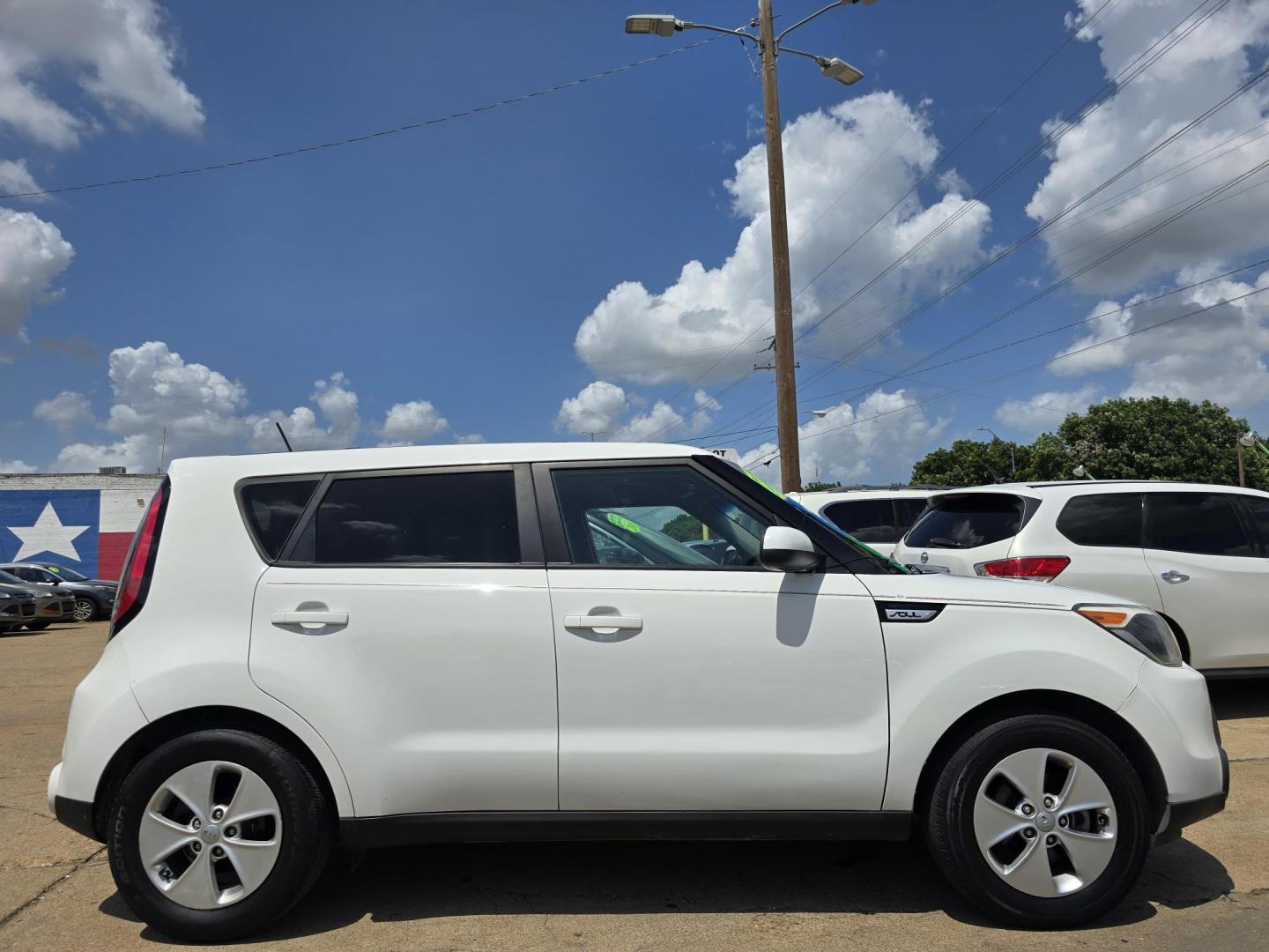 2016 WHITE /BLACK Kia Soul (KNDJN2A20G7) with an 1.6L L4 DOHC 16V engine, 6A transmission, located at 2660 S.Garland Avenue, Garland, TX, 75041, (469) 298-3118, 32.885551, -96.655602 - Welcome to DallasAutos4Less, one of the Premier BUY HERE PAY HERE Dealers in the North Dallas Area. We specialize in financing to people with NO CREDIT or BAD CREDIT. We need proof of income, proof of residence, and a ID. Come buy your new car from us today!! This is a Very clean 2016 KIA SOUL! B - Photo#2