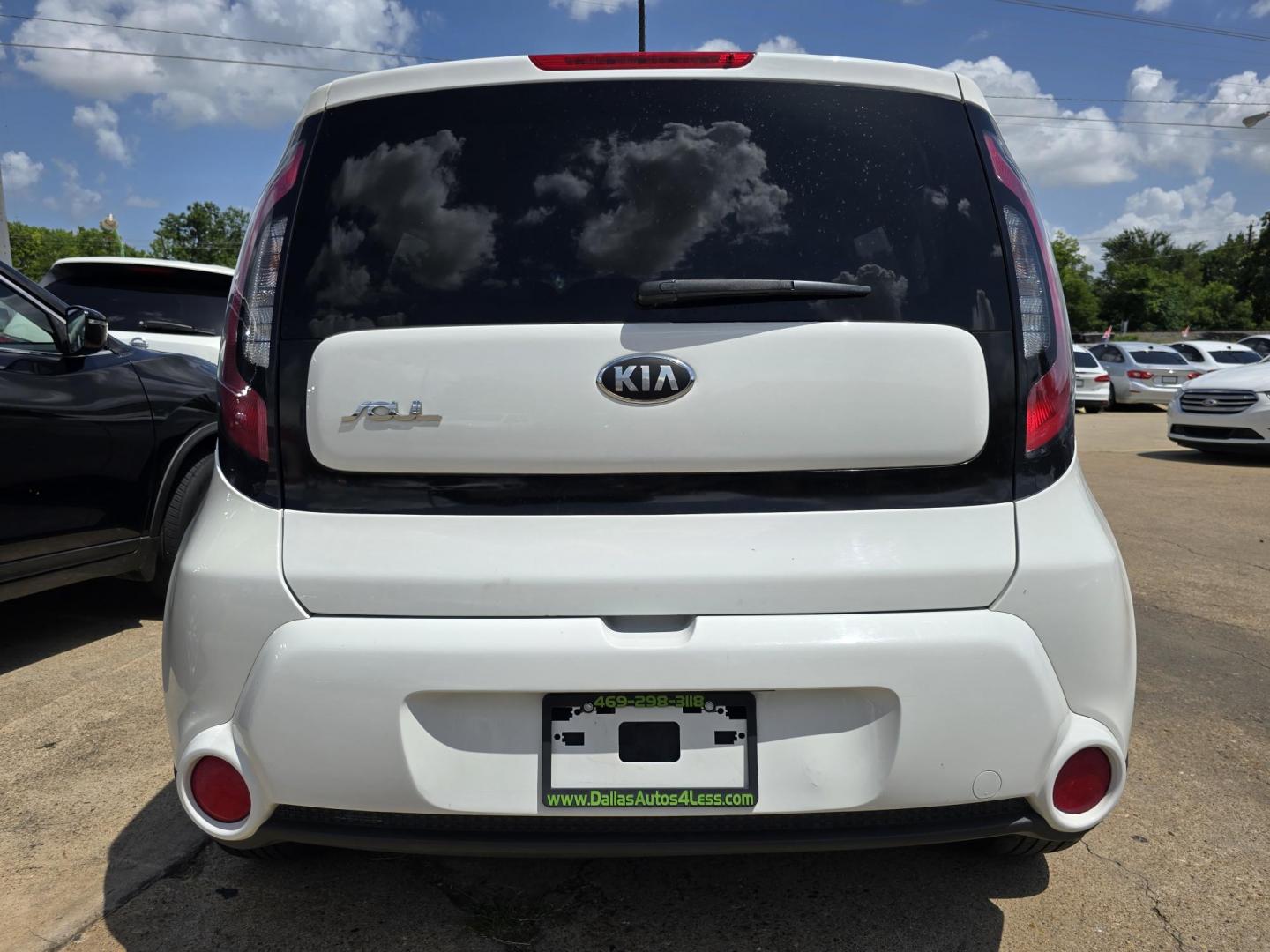 2016 WHITE /BLACK Kia Soul (KNDJN2A20G7) with an 1.6L L4 DOHC 16V engine, 6A transmission, located at 2660 S.Garland Avenue, Garland, TX, 75041, (469) 298-3118, 32.885551, -96.655602 - Welcome to DallasAutos4Less, one of the Premier BUY HERE PAY HERE Dealers in the North Dallas Area. We specialize in financing to people with NO CREDIT or BAD CREDIT. We need proof of income, proof of residence, and a ID. Come buy your new car from us today!! This is a Very clean 2016 KIA SOUL! B - Photo#4