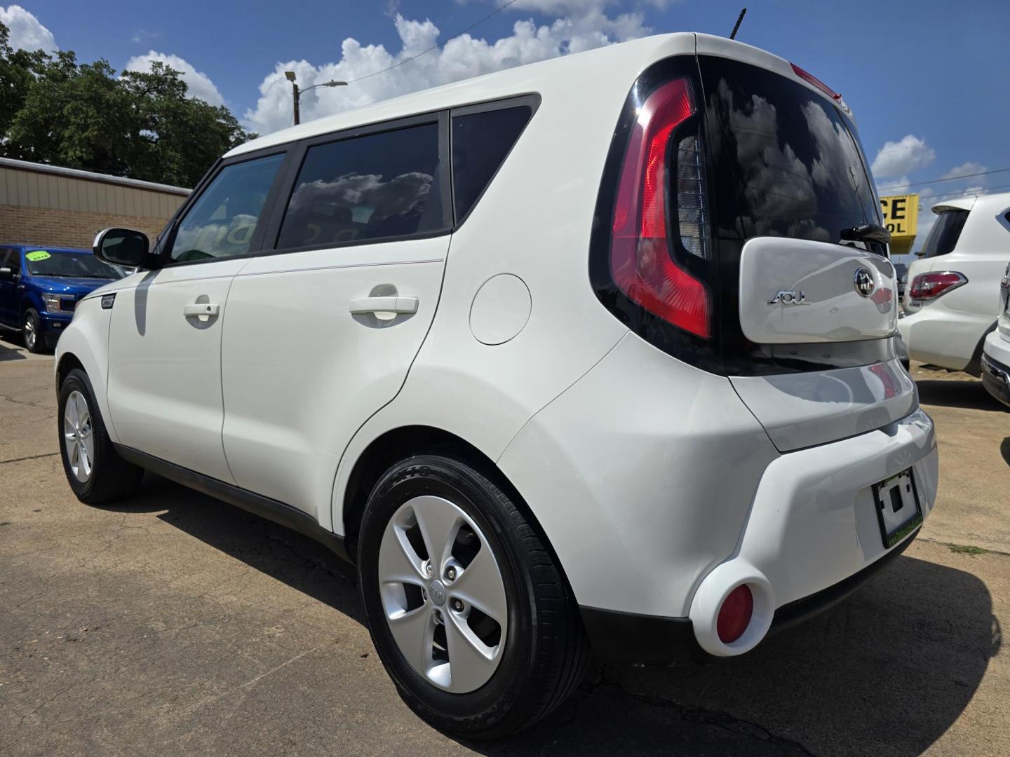 2016 WHITE /BLACK Kia Soul (KNDJN2A20G7) with an 1.6L L4 DOHC 16V engine, 6A transmission, located at 2660 S.Garland Avenue, Garland, TX, 75041, (469) 298-3118, 32.885551, -96.655602 - Welcome to DallasAutos4Less, one of the Premier BUY HERE PAY HERE Dealers in the North Dallas Area. We specialize in financing to people with NO CREDIT or BAD CREDIT. We need proof of income, proof of residence, and a ID. Come buy your new car from us today!! This is a Very clean 2016 KIA SOUL! B - Photo#5