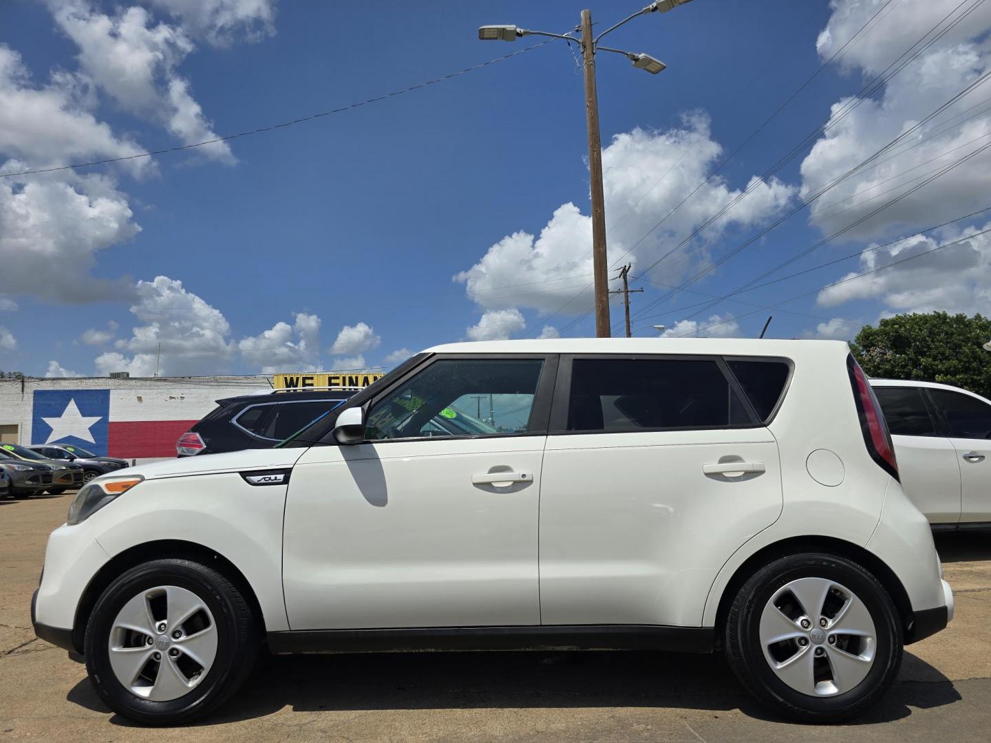 2016 WHITE /BLACK Kia Soul (KNDJN2A20G7) with an 1.6L L4 DOHC 16V engine, 6A transmission, located at 2660 S.Garland Avenue, Garland, TX, 75041, (469) 298-3118, 32.885551, -96.655602 - Welcome to DallasAutos4Less, one of the Premier BUY HERE PAY HERE Dealers in the North Dallas Area. We specialize in financing to people with NO CREDIT or BAD CREDIT. We need proof of income, proof of residence, and a ID. Come buy your new car from us today!! This is a Very clean 2016 KIA SOUL! B - Photo#6