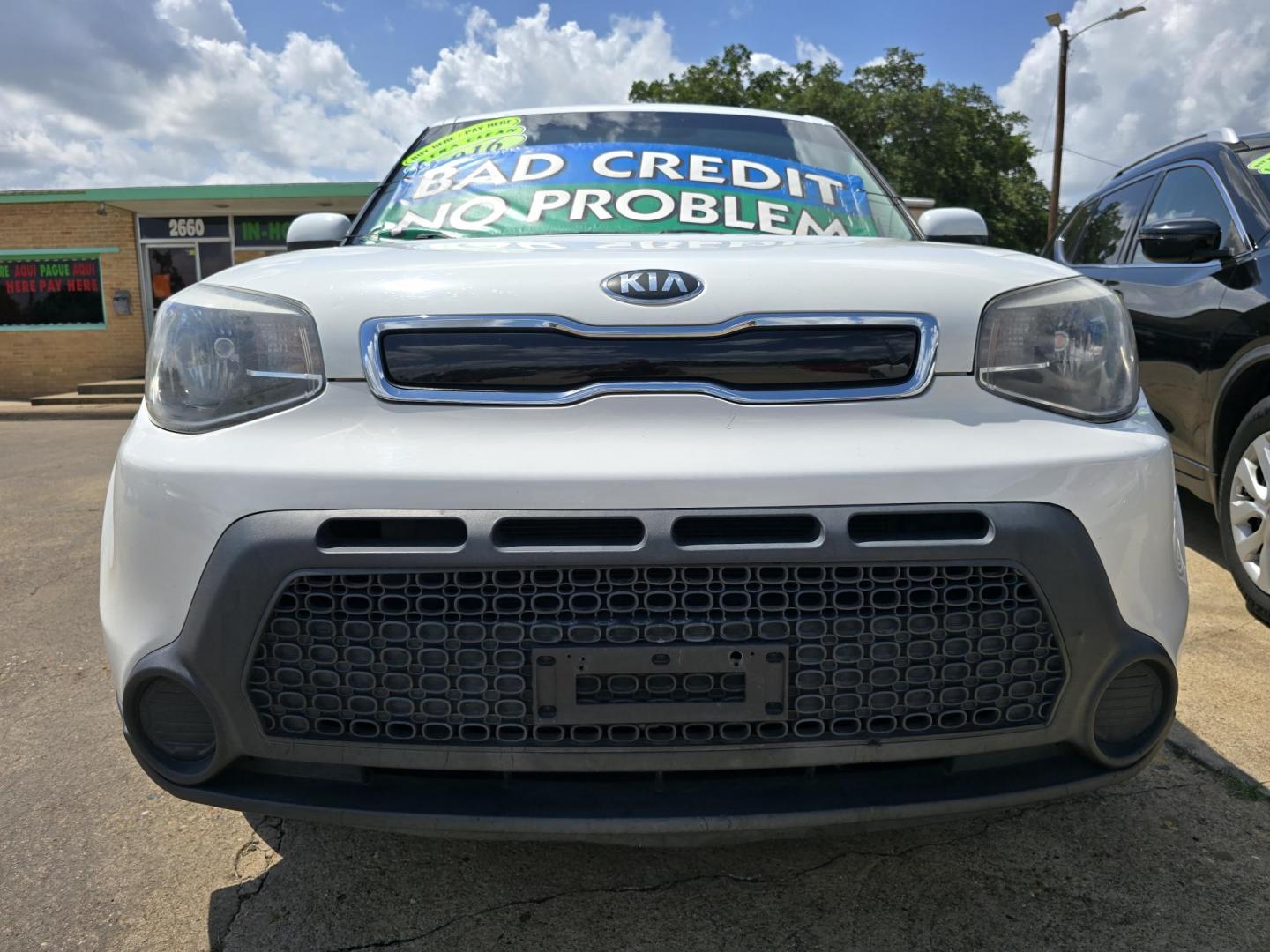 2016 WHITE /BLACK Kia Soul (KNDJN2A20G7) with an 1.6L L4 DOHC 16V engine, 6A transmission, located at 2660 S.Garland Avenue, Garland, TX, 75041, (469) 298-3118, 32.885551, -96.655602 - Welcome to DallasAutos4Less, one of the Premier BUY HERE PAY HERE Dealers in the North Dallas Area. We specialize in financing to people with NO CREDIT or BAD CREDIT. We need proof of income, proof of residence, and a ID. Come buy your new car from us today!! This is a Very clean 2016 KIA SOUL! B - Photo#9