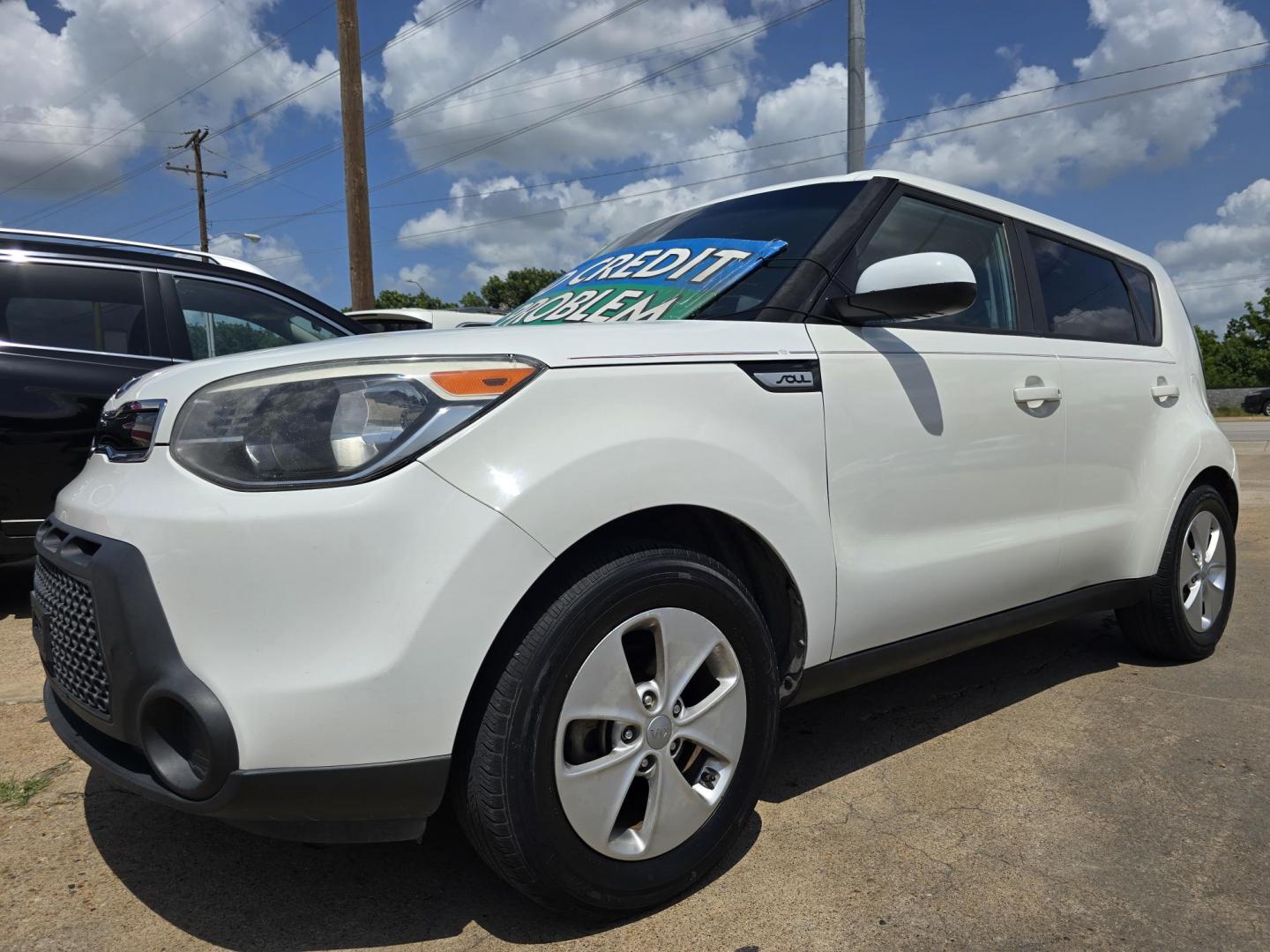 2016 WHITE /BLACK Kia Soul (KNDJN2A20G7) with an 1.6L L4 DOHC 16V engine, 6A transmission, located at 2660 S.Garland Avenue, Garland, TX, 75041, (469) 298-3118, 32.885551, -96.655602 - Welcome to DallasAutos4Less, one of the Premier BUY HERE PAY HERE Dealers in the North Dallas Area. We specialize in financing to people with NO CREDIT or BAD CREDIT. We need proof of income, proof of residence, and a ID. Come buy your new car from us today!! This is a Very clean 2016 KIA SOUL! B - Photo#7