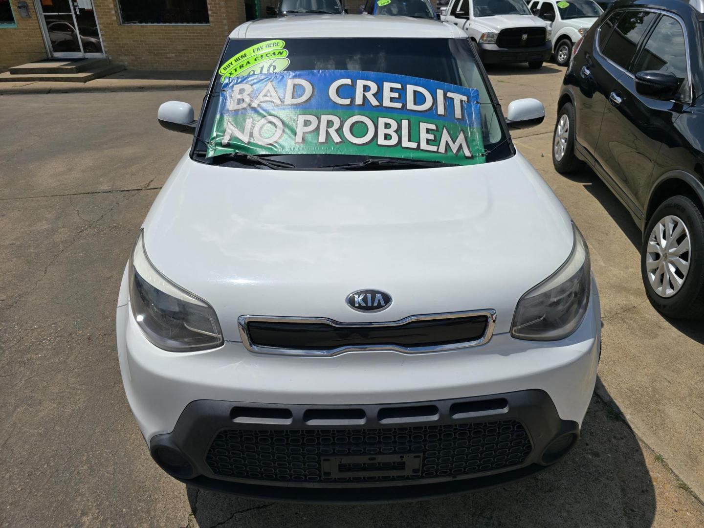 2016 WHITE /BLACK Kia Soul (KNDJN2A20G7) with an 1.6L L4 DOHC 16V engine, 6A transmission, located at 2660 S.Garland Avenue, Garland, TX, 75041, (469) 298-3118, 32.885551, -96.655602 - Welcome to DallasAutos4Less, one of the Premier BUY HERE PAY HERE Dealers in the North Dallas Area. We specialize in financing to people with NO CREDIT or BAD CREDIT. We need proof of income, proof of residence, and a ID. Come buy your new car from us today!! This is a Very clean 2016 KIA SOUL! B - Photo#8