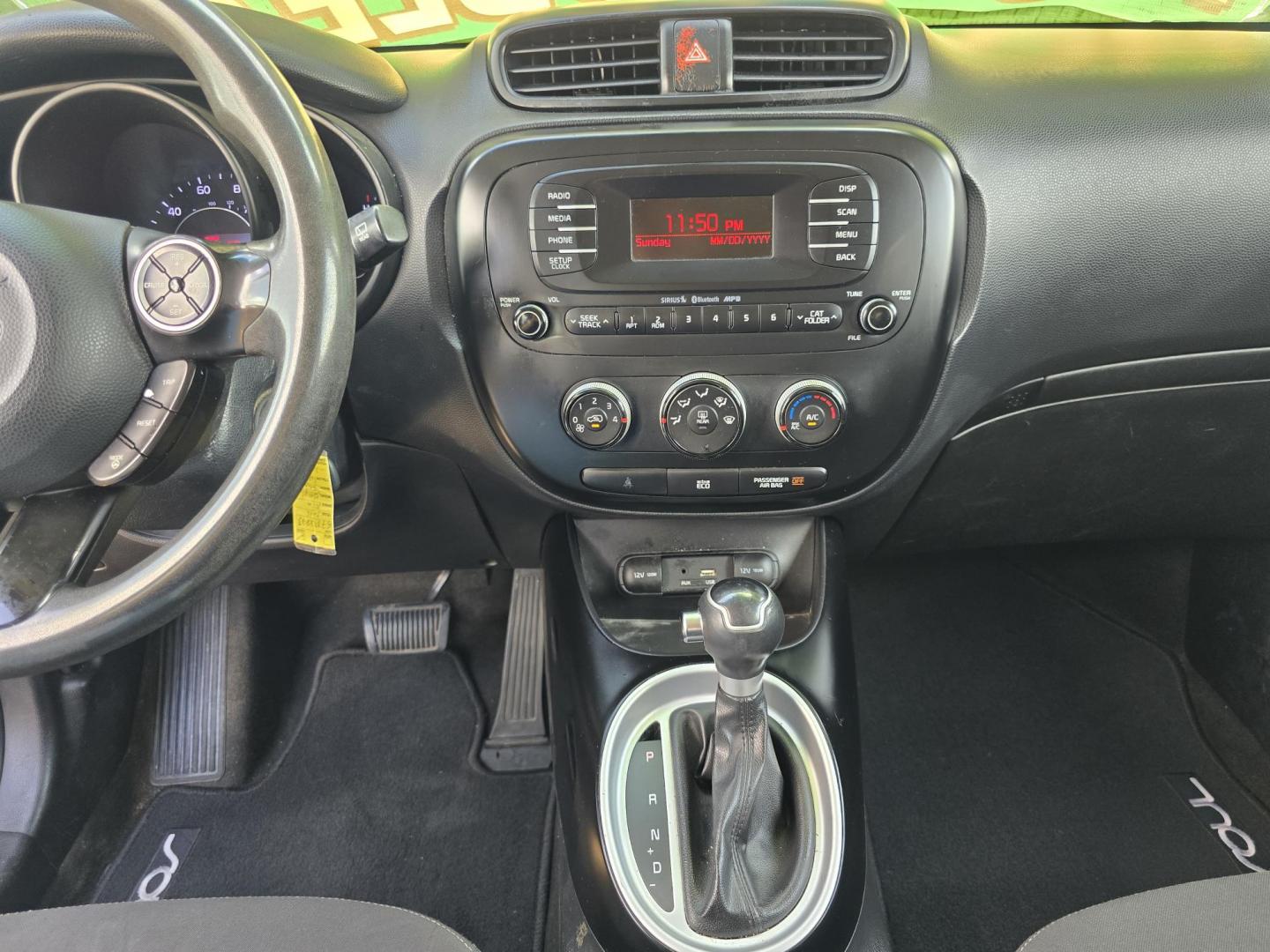 2016 WHITE /BLACK Kia Soul (KNDJN2A20G7) with an 1.6L L4 DOHC 16V engine, 6A transmission, located at 2660 S.Garland Avenue, Garland, TX, 75041, (469) 298-3118, 32.885551, -96.655602 - Welcome to DallasAutos4Less, one of the Premier BUY HERE PAY HERE Dealers in the North Dallas Area. We specialize in financing to people with NO CREDIT or BAD CREDIT. We need proof of income, proof of residence, and a ID. Come buy your new car from us today!! This is a Very clean 2016 KIA SOUL! B - Photo#13