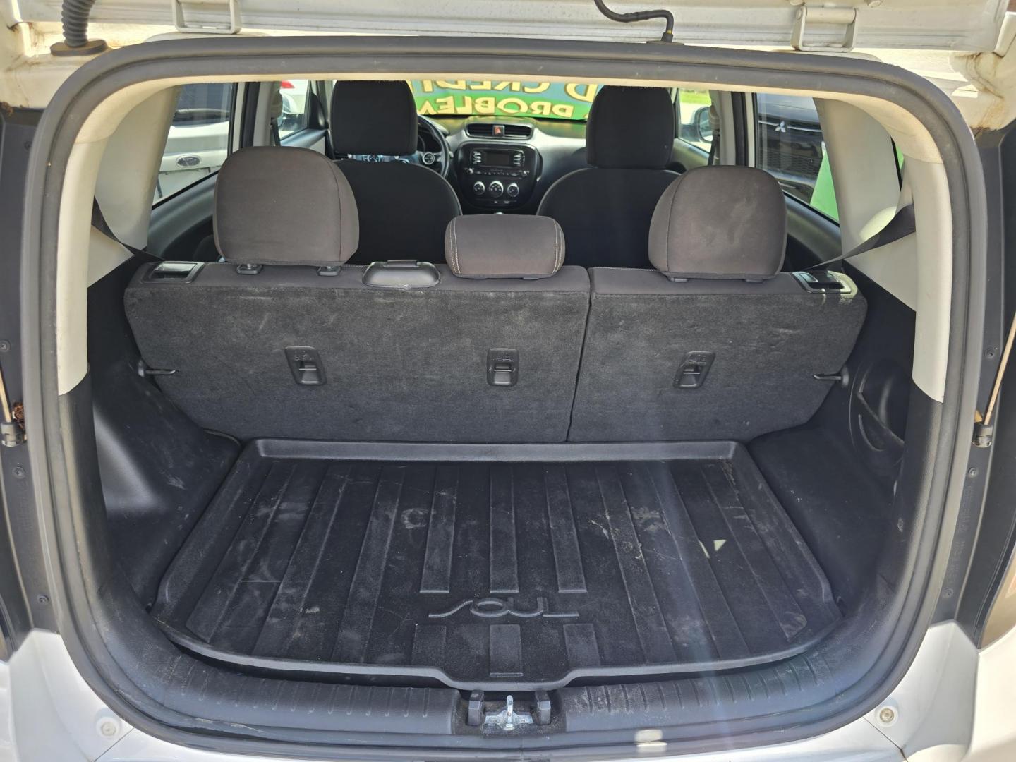 2016 WHITE /BLACK Kia Soul (KNDJN2A20G7) with an 1.6L L4 DOHC 16V engine, 6A transmission, located at 2660 S.Garland Avenue, Garland, TX, 75041, (469) 298-3118, 32.885551, -96.655602 - Welcome to DallasAutos4Less, one of the Premier BUY HERE PAY HERE Dealers in the North Dallas Area. We specialize in financing to people with NO CREDIT or BAD CREDIT. We need proof of income, proof of residence, and a ID. Come buy your new car from us today!! This is a Very clean 2016 KIA SOUL! B - Photo#15