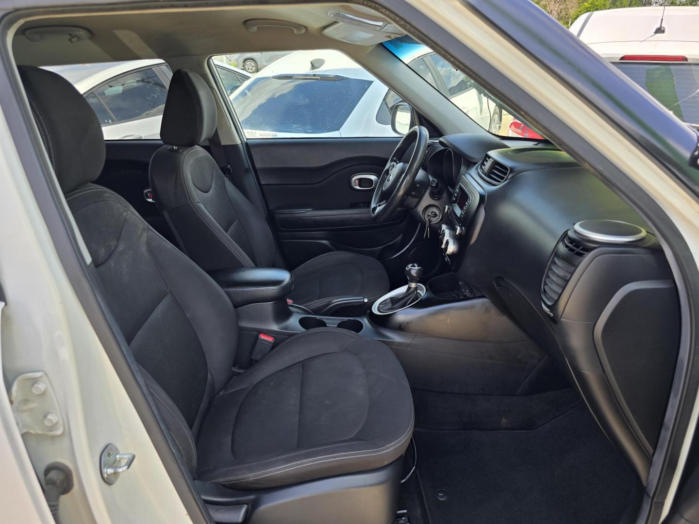 2016 WHITE /BLACK Kia Soul (KNDJN2A20G7) with an 1.6L L4 DOHC 16V engine, 6A transmission, located at 2660 S.Garland Avenue, Garland, TX, 75041, (469) 298-3118, 32.885551, -96.655602 - Welcome to DallasAutos4Less, one of the Premier BUY HERE PAY HERE Dealers in the North Dallas Area. We specialize in financing to people with NO CREDIT or BAD CREDIT. We need proof of income, proof of residence, and a ID. Come buy your new car from us today!! This is a Very clean 2016 KIA SOUL! B - Photo#17