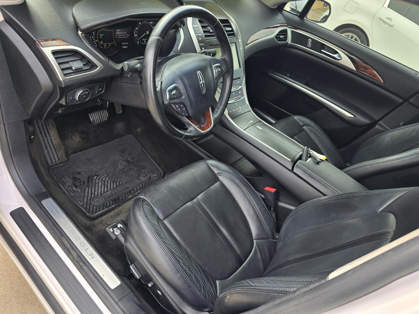 2016 DIAMOND WHITE Lincoln MKZ (3LN6L2J97GR) with an 2.0L L4 DOHC 16V engine, 6A transmission, located at 2660 S.Garland Avenue, Garland, TX, 75041, (469) 298-3118, 32.885551, -96.655602 - Photo#10