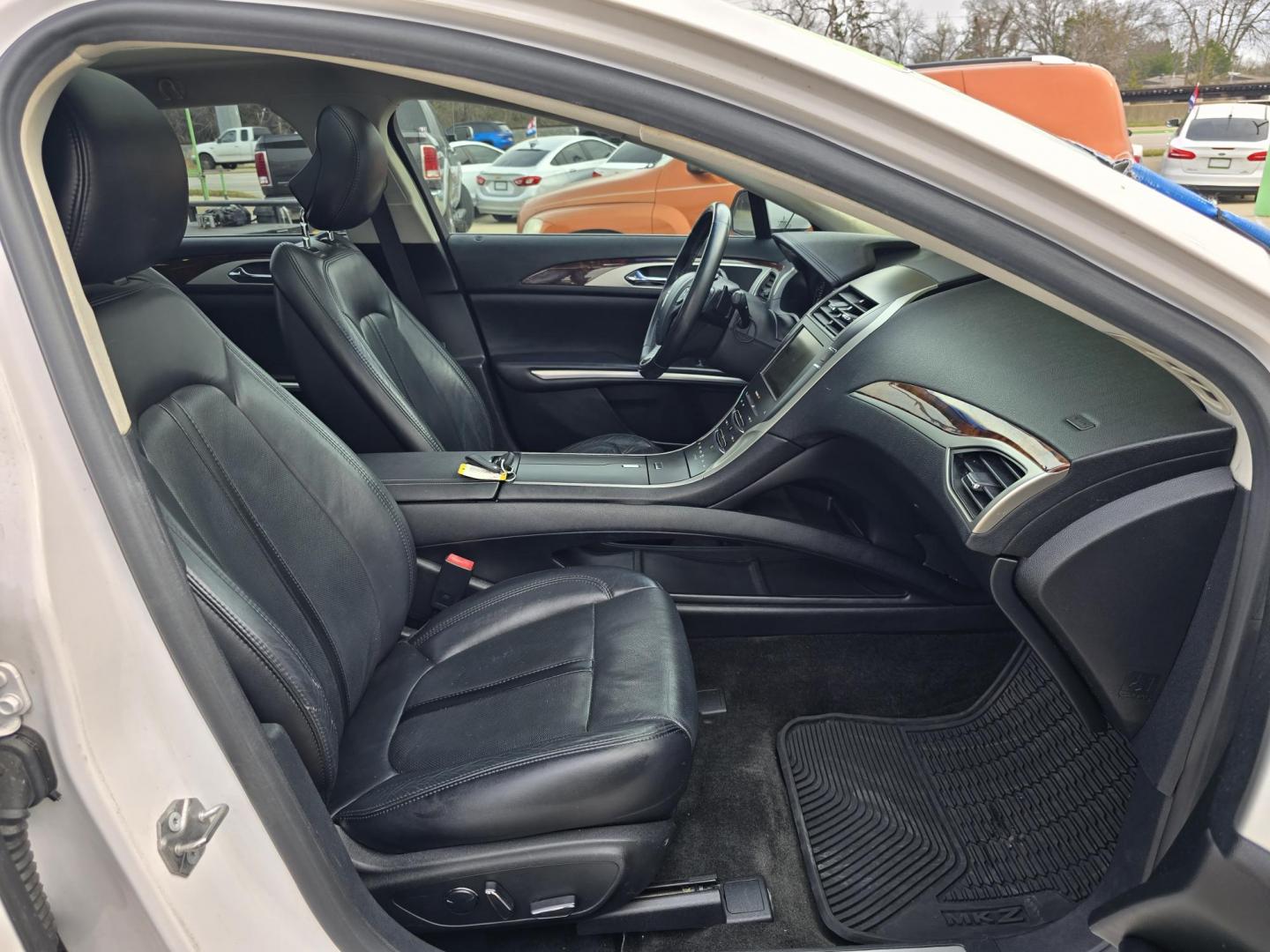 2016 DIAMOND WHITE Lincoln MKZ (3LN6L2J97GR) with an 2.0L L4 DOHC 16V engine, 6A transmission, located at 2660 S.Garland Avenue, Garland, TX, 75041, (469) 298-3118, 32.885551, -96.655602 - Photo#17