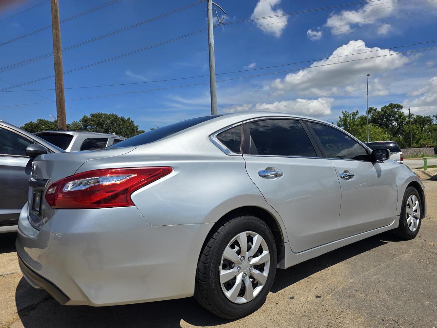 2016 SILVER Nissan Altima S (1N4AL3AP8GC) with an 2.5L L4 DOHC 16V engine, CVT transmission, located at 2660 S.Garland Avenue, Garland, TX, 75041, (469) 298-3118, 32.885551, -96.655602 - Photo#3
