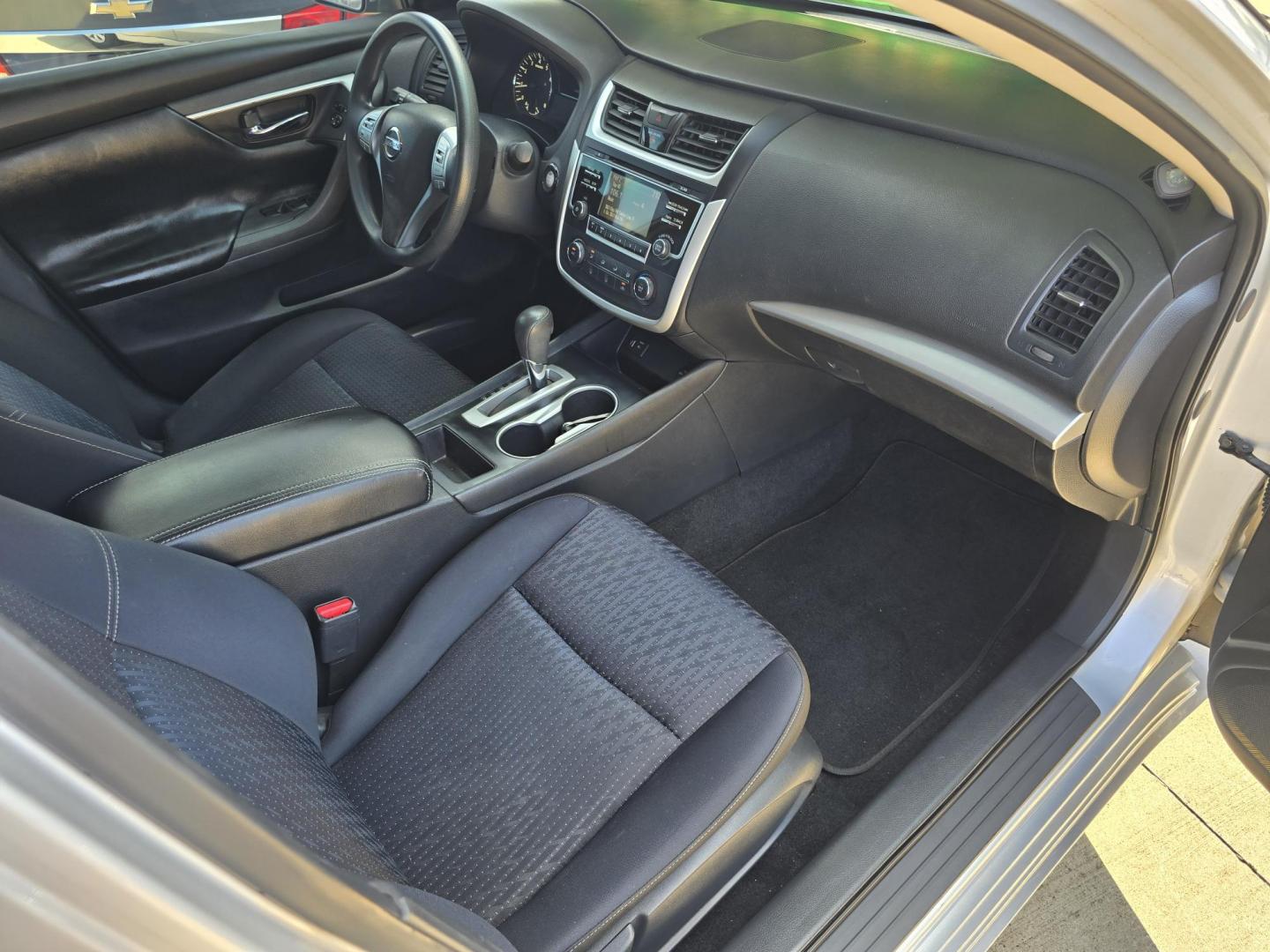2016 SILVER Nissan Altima S (1N4AL3AP8GC) with an 2.5L L4 DOHC 16V engine, CVT transmission, located at 2660 S.Garland Avenue, Garland, TX, 75041, (469) 298-3118, 32.885551, -96.655602 - Photo#19