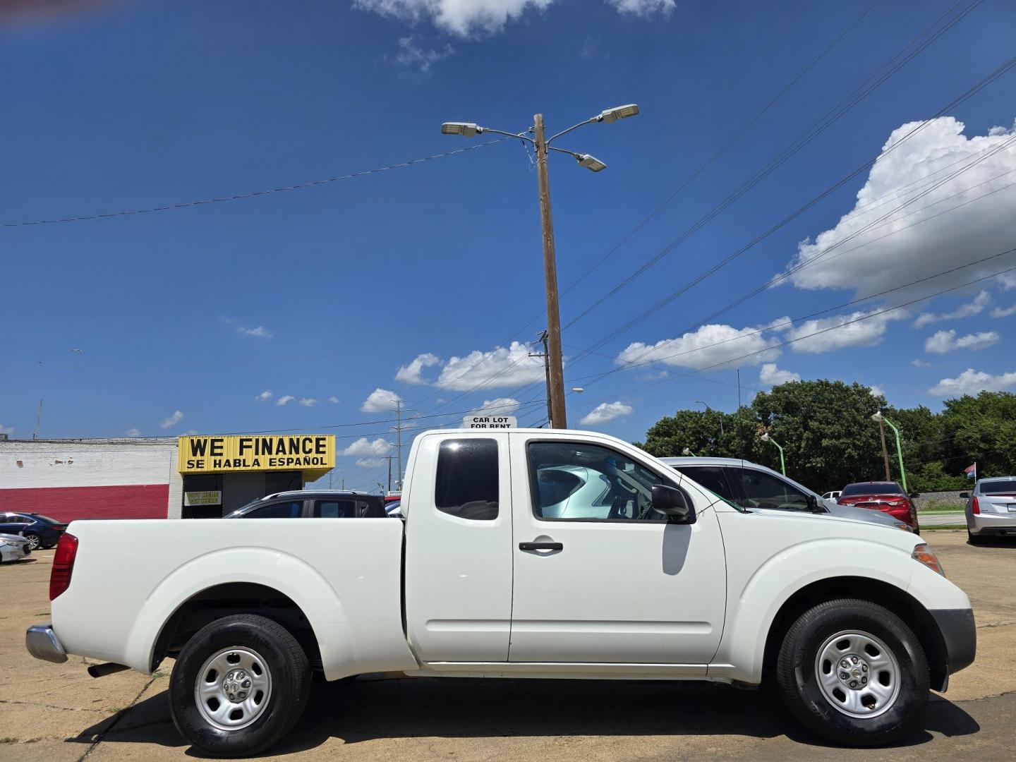 2016 WHITE Nissan Frontier S King Cab (1N6BD0CT3GN) with an 2.5L L4 DOHC 16V engine, AUTO transmission, located at 2660 S.Garland Avenue, Garland, TX, 75041, (469) 298-3118, 32.885551, -96.655602 - Photo#2