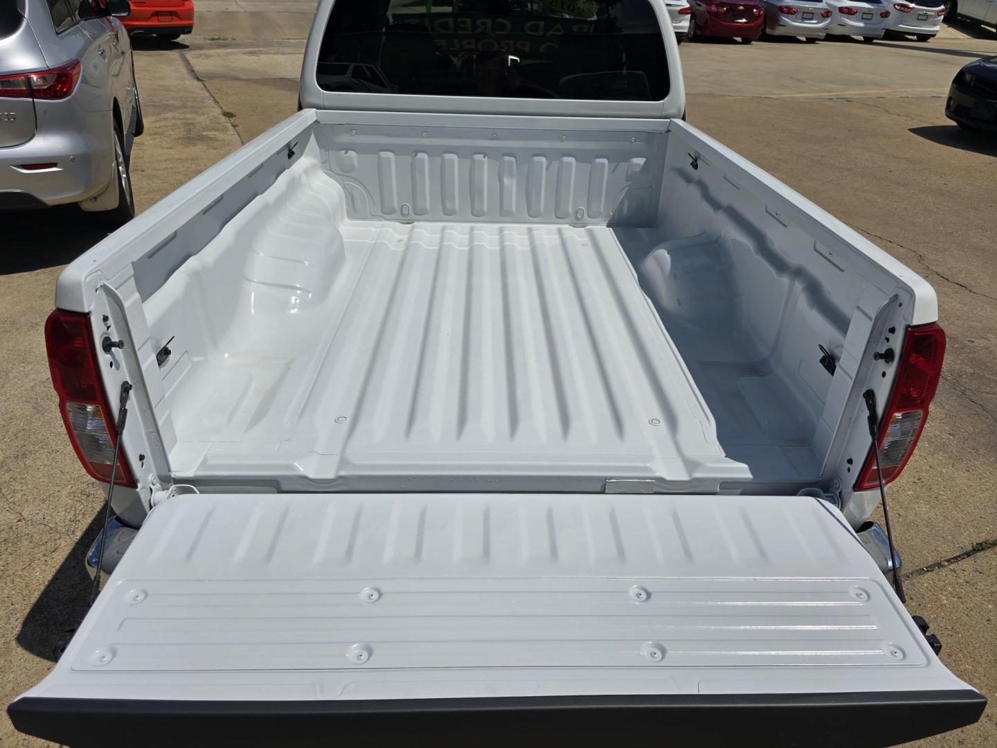 2016 WHITE Nissan Frontier S King Cab (1N6BD0CT3GN) with an 2.5L L4 DOHC 16V engine, AUTO transmission, located at 2660 S.Garland Avenue, Garland, TX, 75041, (469) 298-3118, 32.885551, -96.655602 - Photo#5