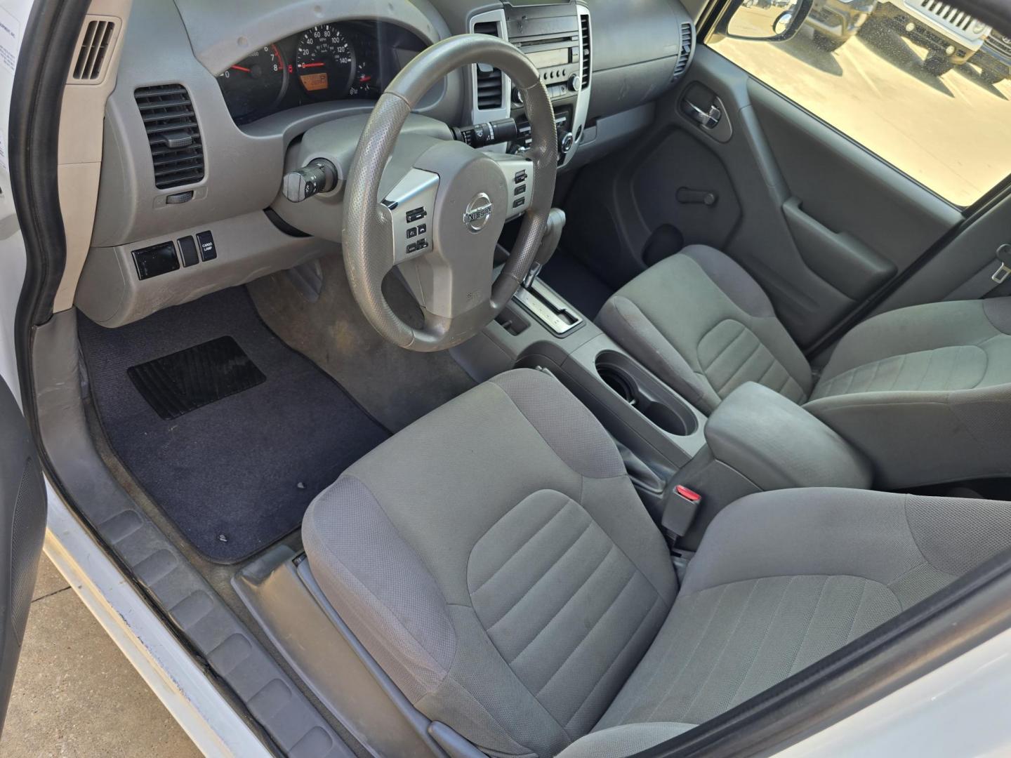 2016 WHITE Nissan Frontier S King Cab (1N6BD0CT3GN) with an 2.5L L4 DOHC 16V engine, AUTO transmission, located at 2660 S.Garland Avenue, Garland, TX, 75041, (469) 298-3118, 32.885551, -96.655602 - Photo#11