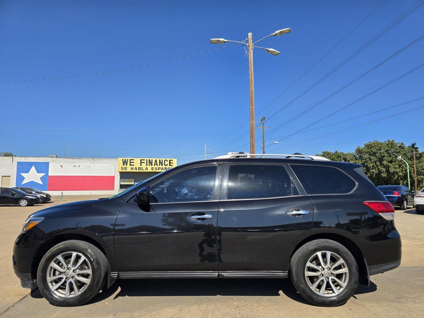 2016 GRAY /BLACK Nissan Pathfinder S (5N1AR2MN9GC) with an 3.5L V6 DOHC 24V engine, CVT transmission, located at 2660 S.Garland Avenue, Garland, TX, 75041, (469) 298-3118, 32.885551, -96.655602 - Welcome to DallasAutos4Less, one of the Premier BUY HERE PAY HERE Dealers in the North Dallas Area. We specialize in financing to people with NO CREDIT or BAD CREDIT. We need proof of income, proof of residence, and a ID. Come buy your new car from us today!! This is a Very clean 2016 NISSAN PATH - Photo#6