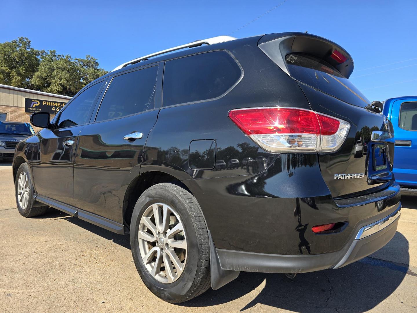 2016 GRAY /BLACK Nissan Pathfinder S (5N1AR2MN9GC) with an 3.5L V6 DOHC 24V engine, CVT transmission, located at 2660 S.Garland Avenue, Garland, TX, 75041, (469) 298-3118, 32.885551, -96.655602 - Welcome to DallasAutos4Less, one of the Premier BUY HERE PAY HERE Dealers in the North Dallas Area. We specialize in financing to people with NO CREDIT or BAD CREDIT. We need proof of income, proof of residence, and a ID. Come buy your new car from us today!! This is a Very clean 2016 NISSAN PATH - Photo#5