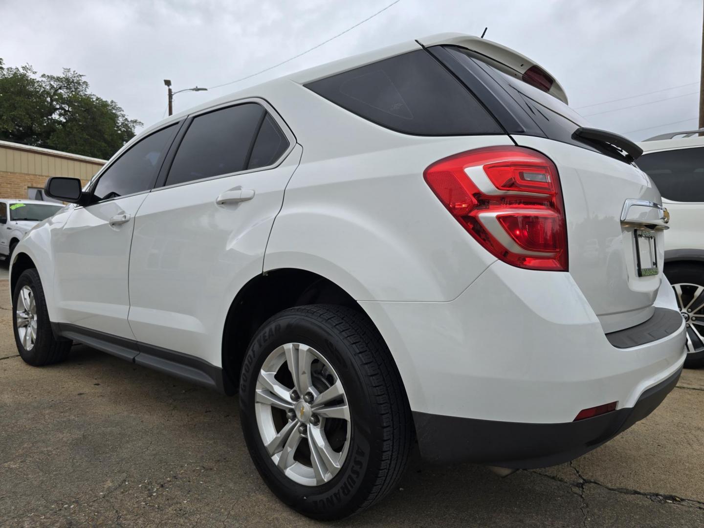 2017 WHITE Chevrolet Equinox LS (2GNALBEK2H1) with an 2.4L L4 DOHC 16V FFV engine, 6A transmission, located at 2660 S.Garland Avenue, Garland, TX, 75041, (469) 298-3118, 32.885551, -96.655602 - Photo#5