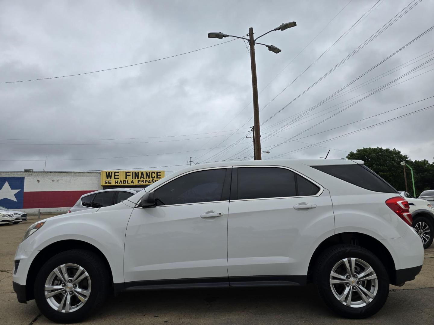 2017 WHITE Chevrolet Equinox LS (2GNALBEK2H1) with an 2.4L L4 DOHC 16V FFV engine, 6A transmission, located at 2660 S.Garland Avenue, Garland, TX, 75041, (469) 298-3118, 32.885551, -96.655602 - Photo#6