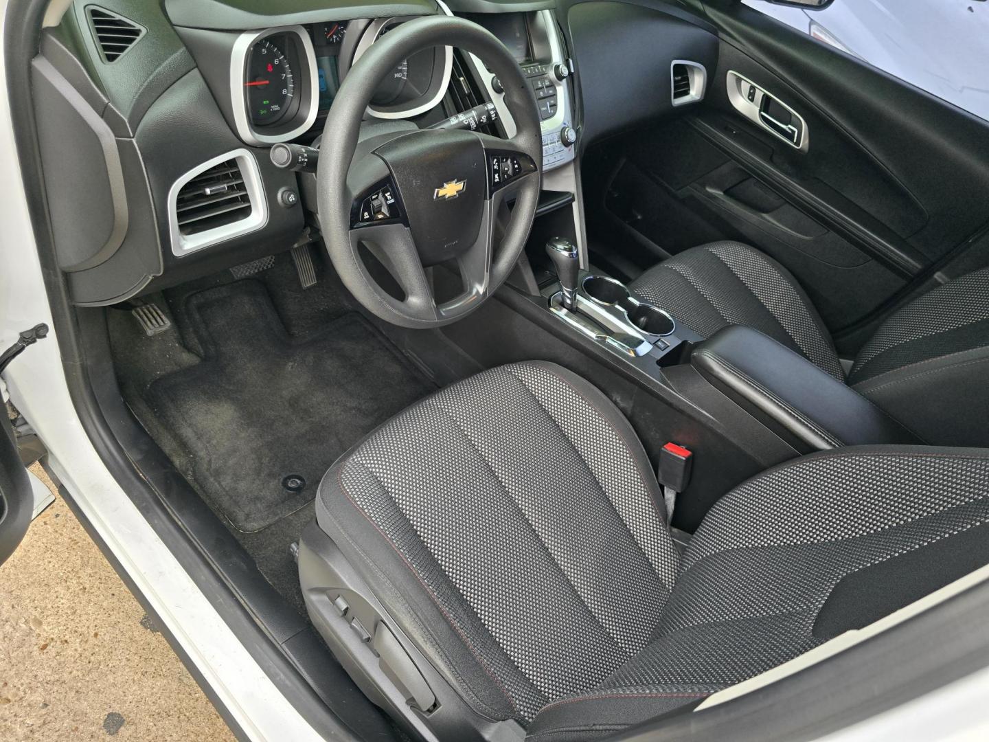 2017 WHITE Chevrolet Equinox LS (2GNALBEK2H1) with an 2.4L L4 DOHC 16V FFV engine, 6A transmission, located at 2660 S.Garland Avenue, Garland, TX, 75041, (469) 298-3118, 32.885551, -96.655602 - Photo#10