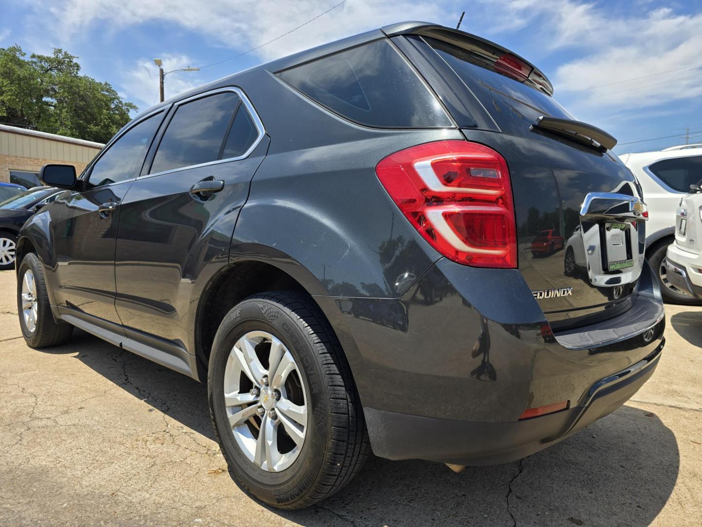 2017 GRAY Chevrolet Equinox LS (2GNALBEK8H1) with an 2.4L L4 DOHC 16V FFV engine, 6A transmission, located at 2660 S.Garland Avenue, Garland, TX, 75041, (469) 298-3118, 32.885551, -96.655602 - Photo#5