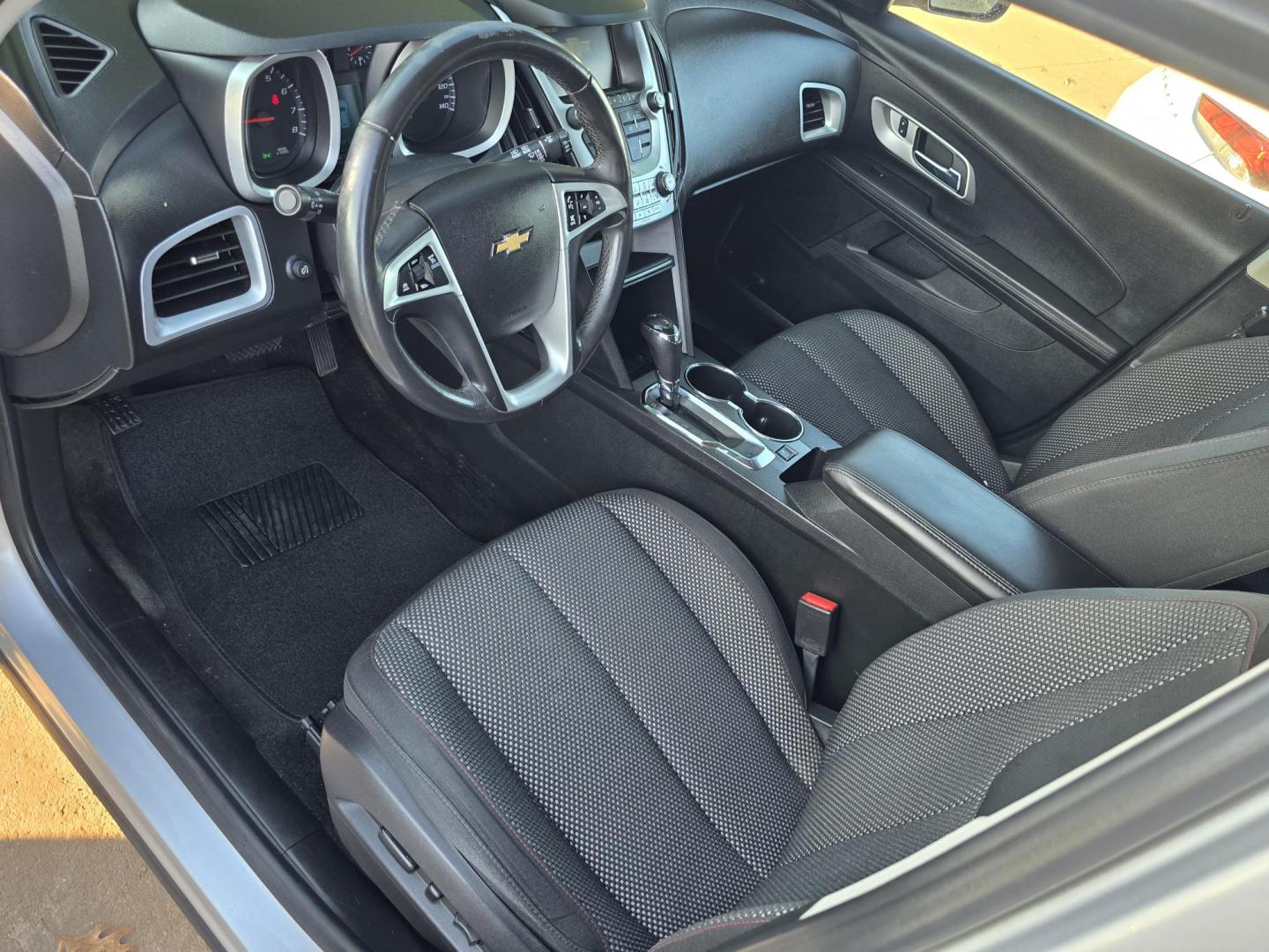 2017 SILVER Chevrolet Equinox LT (2GNALCEK6H1) with an 2.4L L4 DOHC 16V FFV engine, 6A transmission, located at 2660 S.Garland Avenue, Garland, TX, 75041, (469) 298-3118, 32.885551, -96.655602 - Photo#8