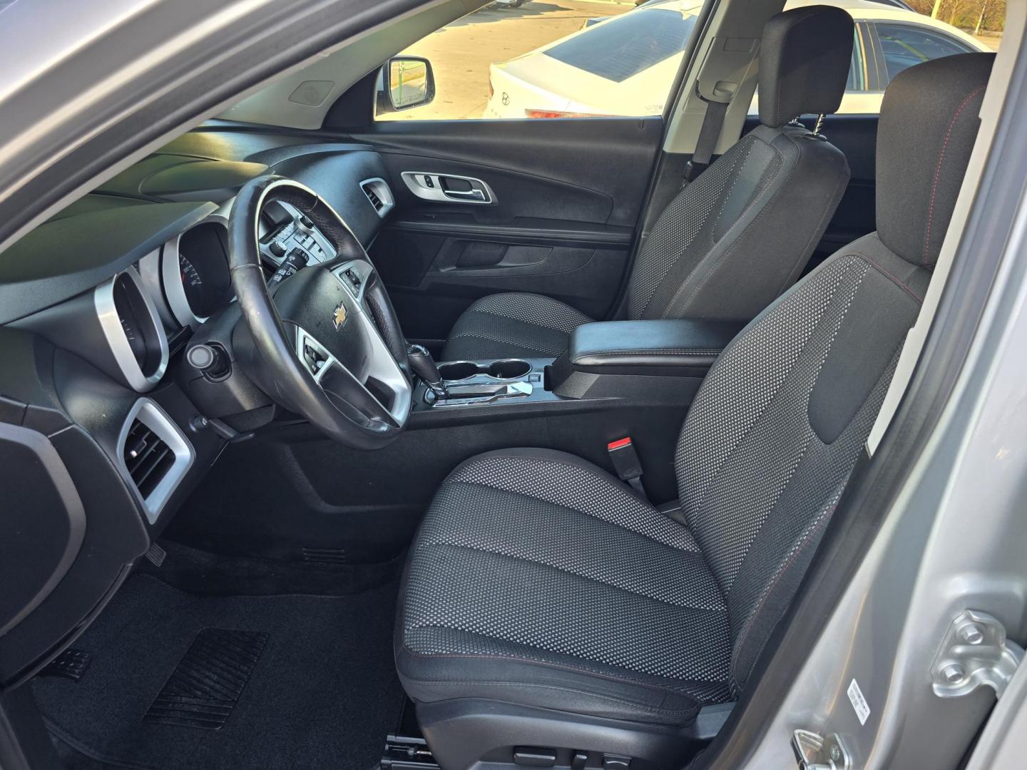 2017 SILVER Chevrolet Equinox LT (2GNALCEK6H1) with an 2.4L L4 DOHC 16V FFV engine, 6A transmission, located at 2660 S.Garland Avenue, Garland, TX, 75041, (469) 298-3118, 32.885551, -96.655602 - Photo#9