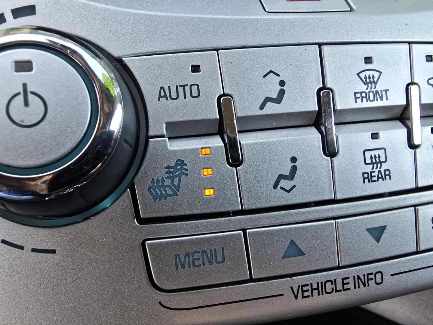 2017 SILVER Chevrolet Equinox LT (2GNALCEK6H1) with an 2.4L L4 DOHC 16V FFV engine, 6A transmission, located at 2660 S.Garland Avenue, Garland, TX, 75041, (469) 298-3118, 32.885551, -96.655602 - Photo#14