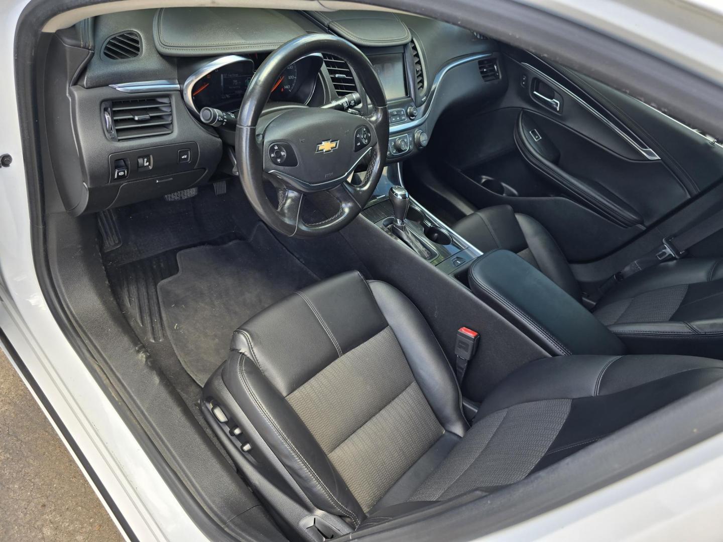2017 WHITE /BLACK Chevrolet Impala LT (2G1105S37H9) with an 3.6L V6 DOHC 24V engine, 6A transmission, located at 2660 S.Garland Avenue, Garland, TX, 75041, (469) 298-3118, 32.885551, -96.655602 - Photo#10