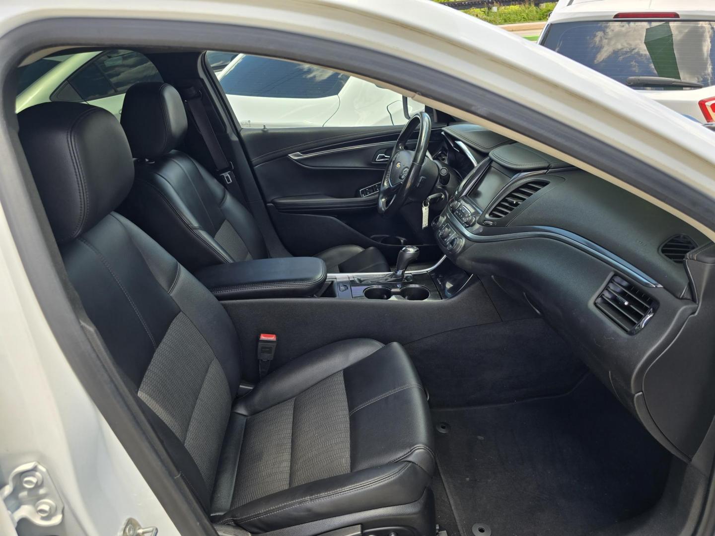 2017 WHITE /BLACK Chevrolet Impala LT (2G1105S37H9) with an 3.6L V6 DOHC 24V engine, 6A transmission, located at 2660 S.Garland Avenue, Garland, TX, 75041, (469) 298-3118, 32.885551, -96.655602 - Photo#16