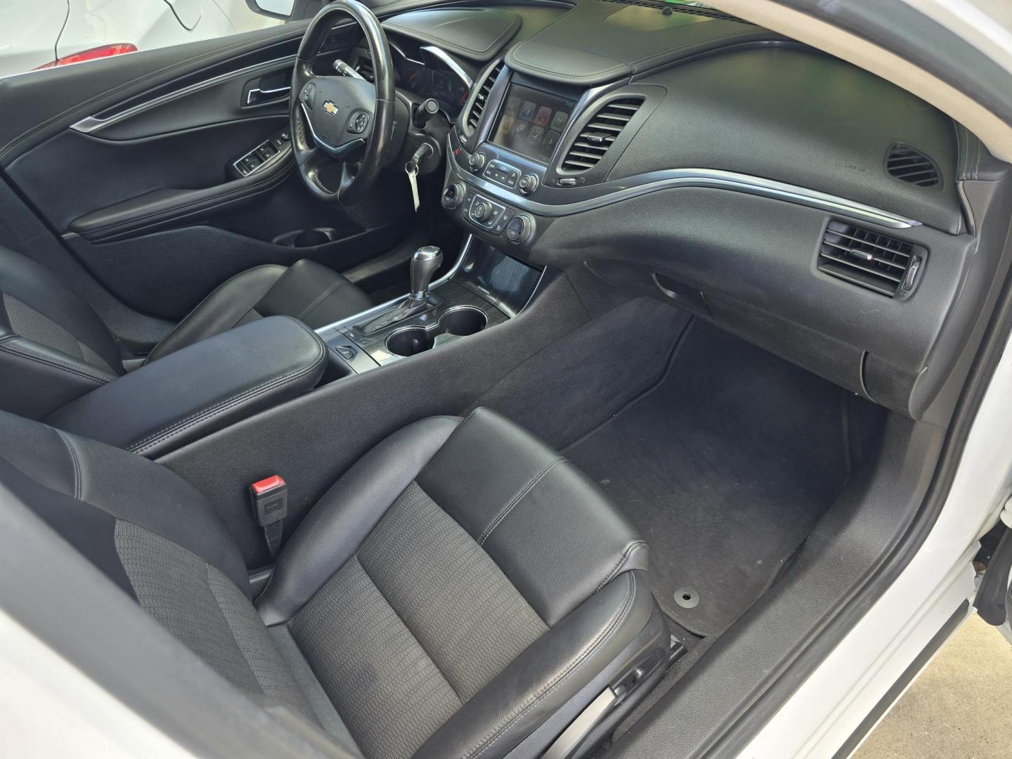 2017 WHITE /BLACK Chevrolet Impala LT (2G1105S37H9) with an 3.6L V6 DOHC 24V engine, 6A transmission, located at 2660 S.Garland Avenue, Garland, TX, 75041, (469) 298-3118, 32.885551, -96.655602 - Photo#17