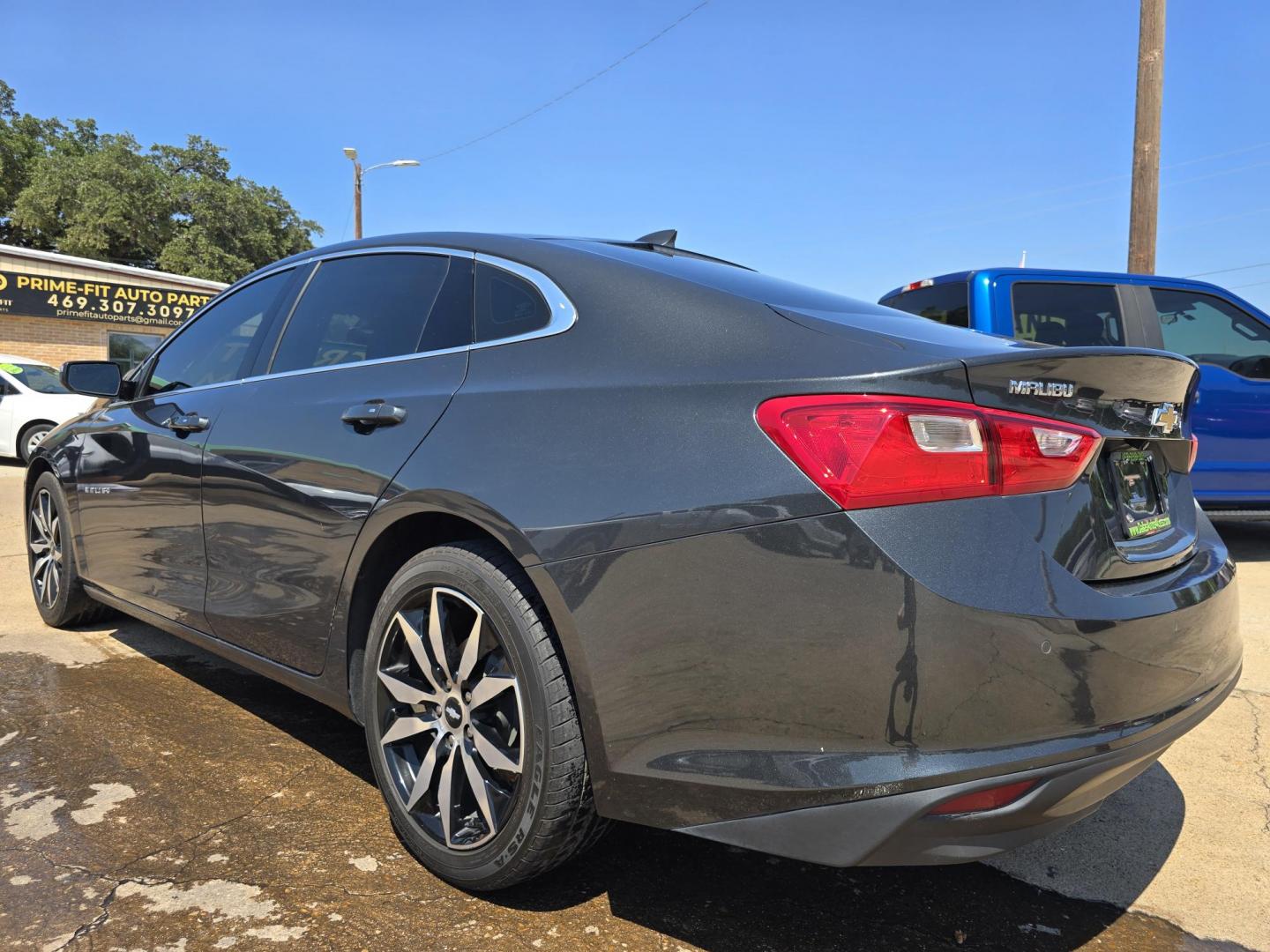 2017 GRAY Chevrolet Malibu LT (1G1ZE5ST0HF) with an 1.5L L4 DOHC 16V engine, 6A transmission, located at 2660 S.Garland Avenue, Garland, TX, 75041, (469) 298-3118, 32.885551, -96.655602 - Photo#5