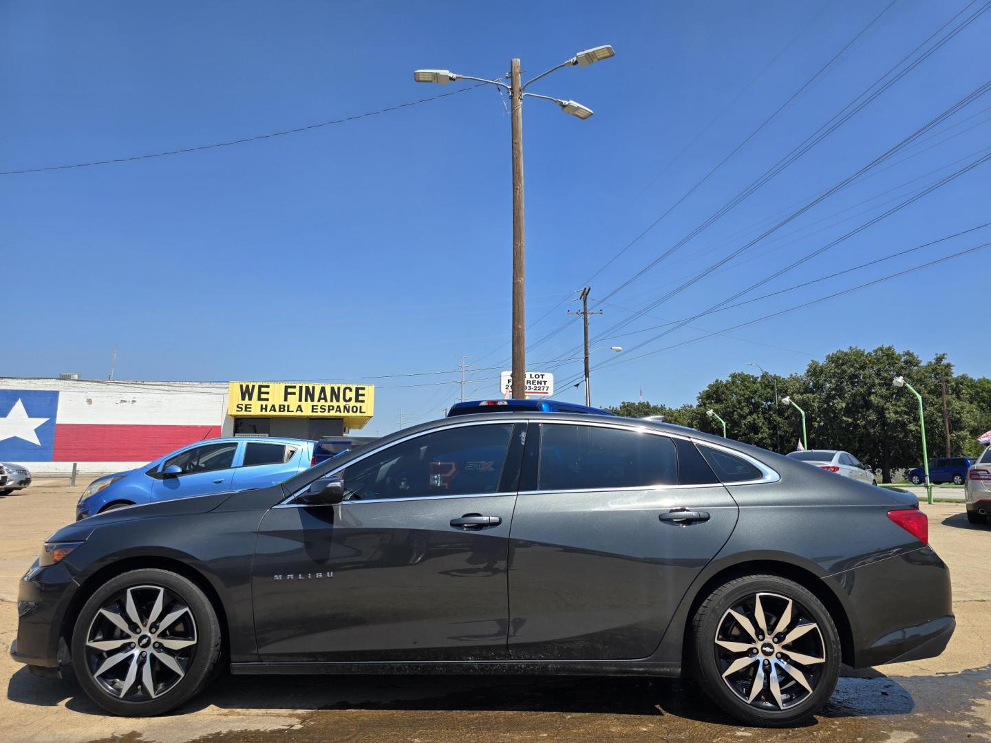 2017 GRAY Chevrolet Malibu LT (1G1ZE5ST0HF) with an 1.5L L4 DOHC 16V engine, 6A transmission, located at 2660 S.Garland Avenue, Garland, TX, 75041, (469) 298-3118, 32.885551, -96.655602 - Photo#6