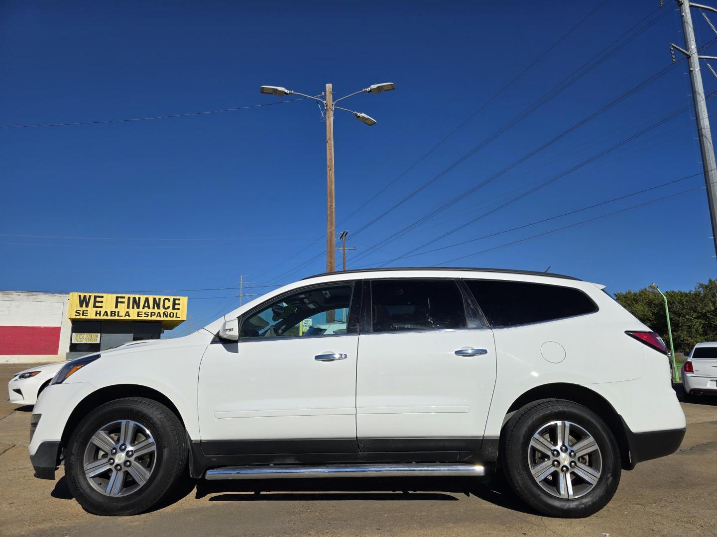 2017 WHITE Chevrolet Traverse 1LT (1GNKRGKD2HJ) with an 3.6L V6 DOHC 24V engine, 6A transmission, located at 2660 S.Garland Avenue, Garland, TX, 75041, (469) 298-3118, 32.885551, -96.655602 - Photo#5