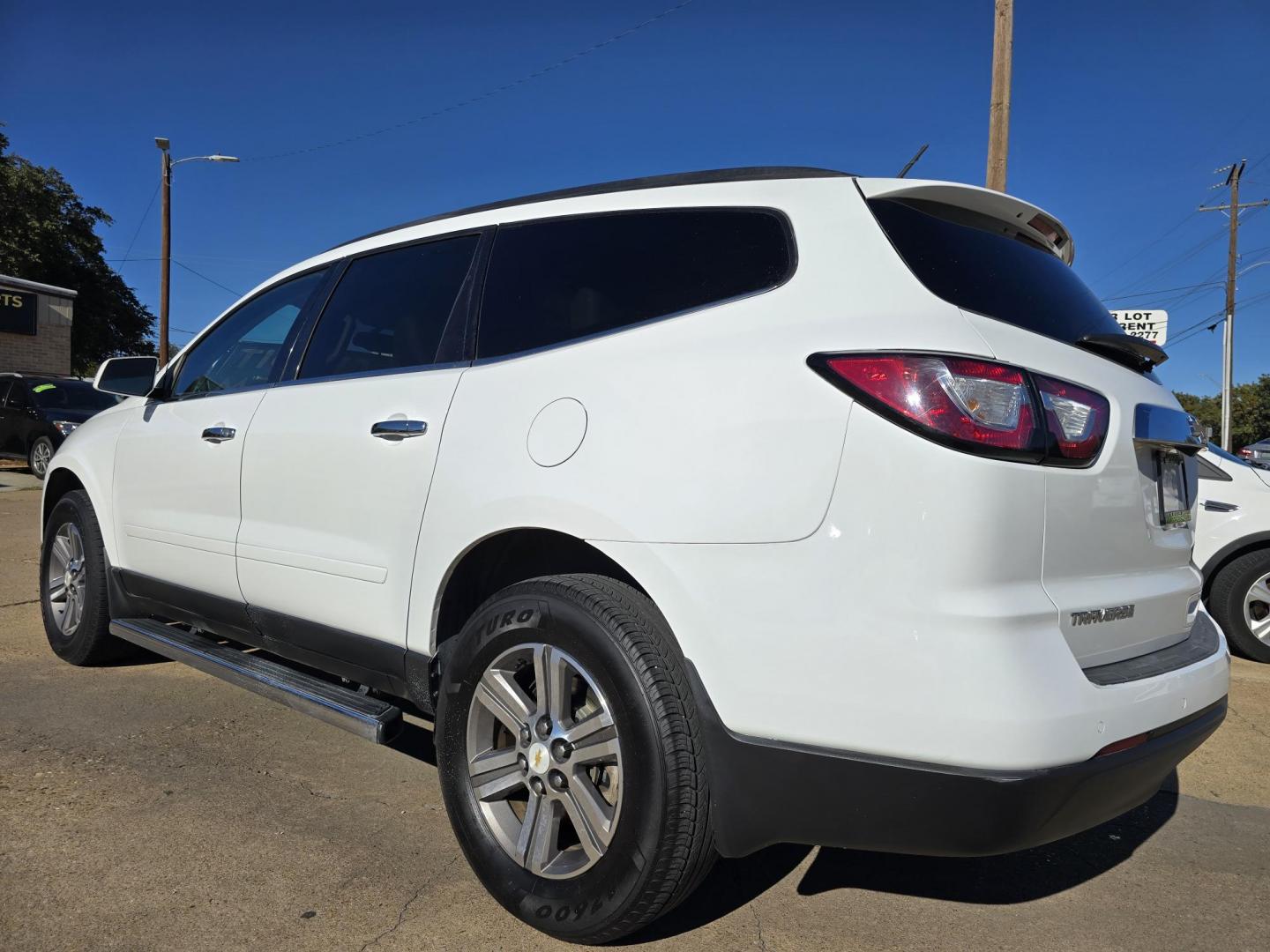 2017 WHITE Chevrolet Traverse 1LT (1GNKRGKD2HJ) with an 3.6L V6 DOHC 24V engine, 6A transmission, located at 2660 S.Garland Avenue, Garland, TX, 75041, (469) 298-3118, 32.885551, -96.655602 - Photo#4