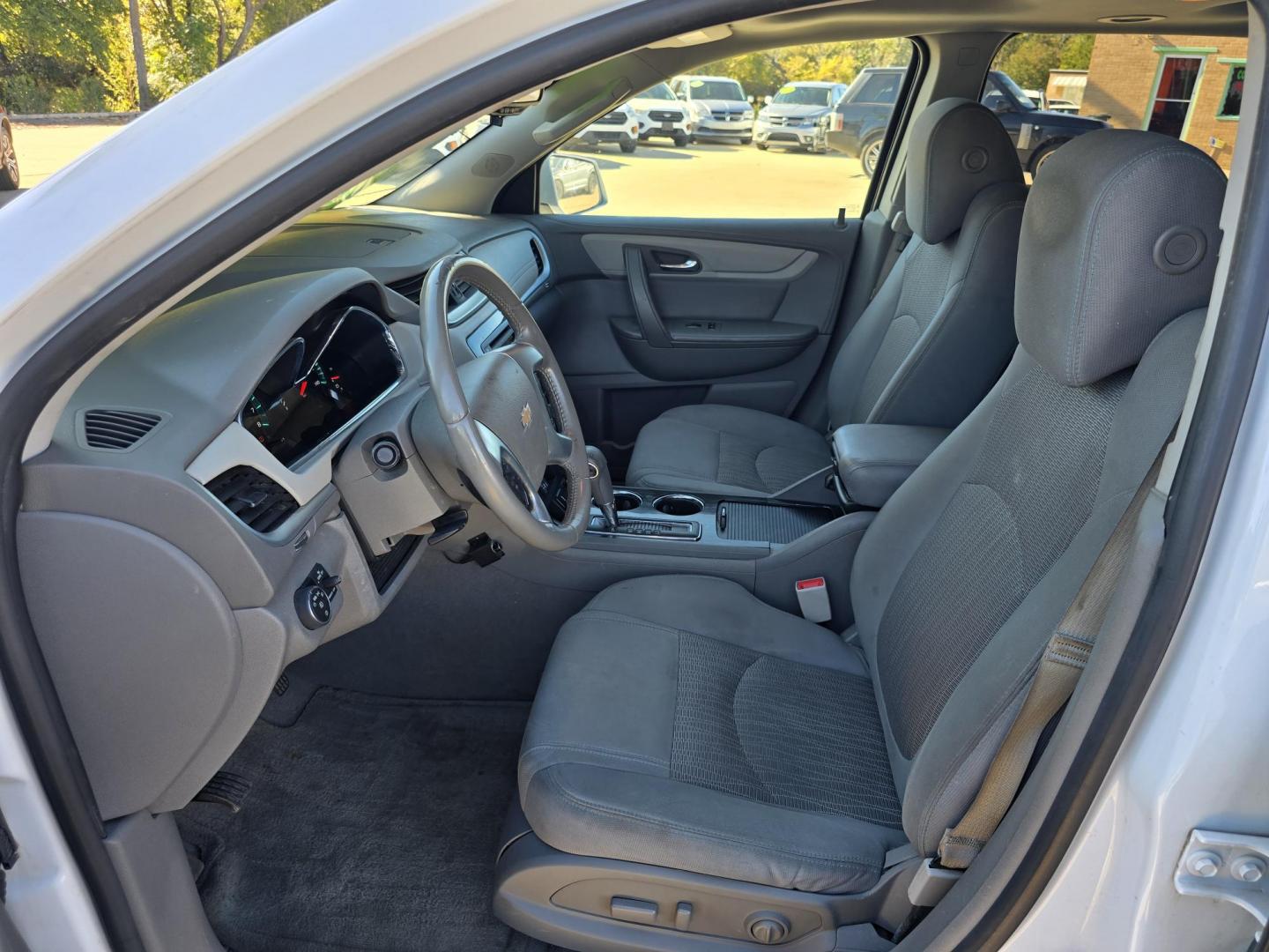 2017 WHITE Chevrolet Traverse 1LT (1GNKRGKD2HJ) with an 3.6L V6 DOHC 24V engine, 6A transmission, located at 2660 S.Garland Avenue, Garland, TX, 75041, (469) 298-3118, 32.885551, -96.655602 - Photo#10