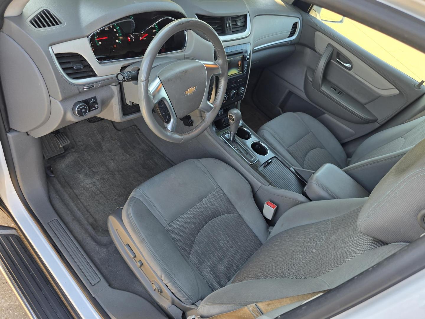 2017 WHITE Chevrolet Traverse 1LT (1GNKRGKD2HJ) with an 3.6L V6 DOHC 24V engine, 6A transmission, located at 2660 S.Garland Avenue, Garland, TX, 75041, (469) 298-3118, 32.885551, -96.655602 - Photo#9