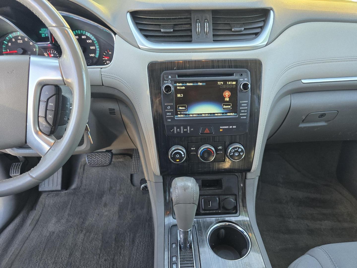 2017 WHITE Chevrolet Traverse 1LT (1GNKRGKD2HJ) with an 3.6L V6 DOHC 24V engine, 6A transmission, located at 2660 S.Garland Avenue, Garland, TX, 75041, (469) 298-3118, 32.885551, -96.655602 - Photo#12