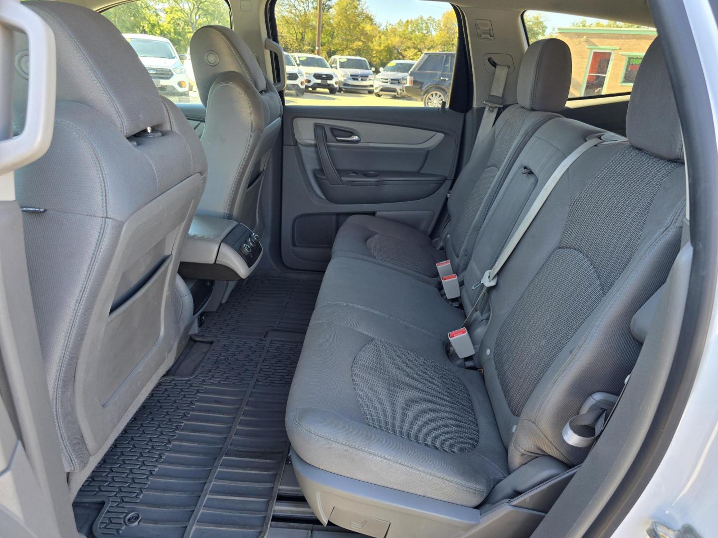 2017 WHITE Chevrolet Traverse 1LT (1GNKRGKD2HJ) with an 3.6L V6 DOHC 24V engine, 6A transmission, located at 2660 S.Garland Avenue, Garland, TX, 75041, (469) 298-3118, 32.885551, -96.655602 - Photo#14